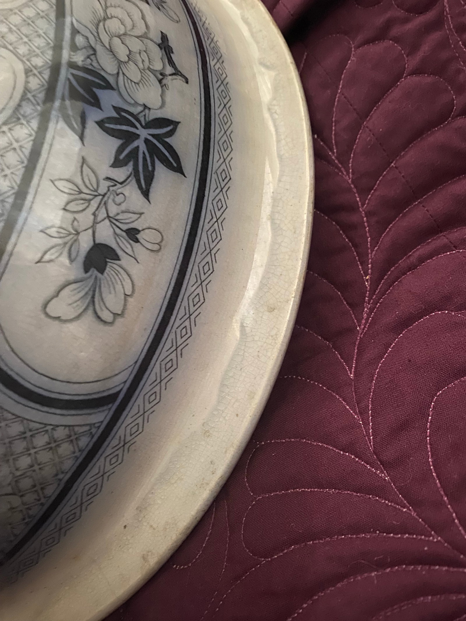Antique Japanese Imari Ware Round Bowl With Floral Motifs and Scalloped Rim. - 7