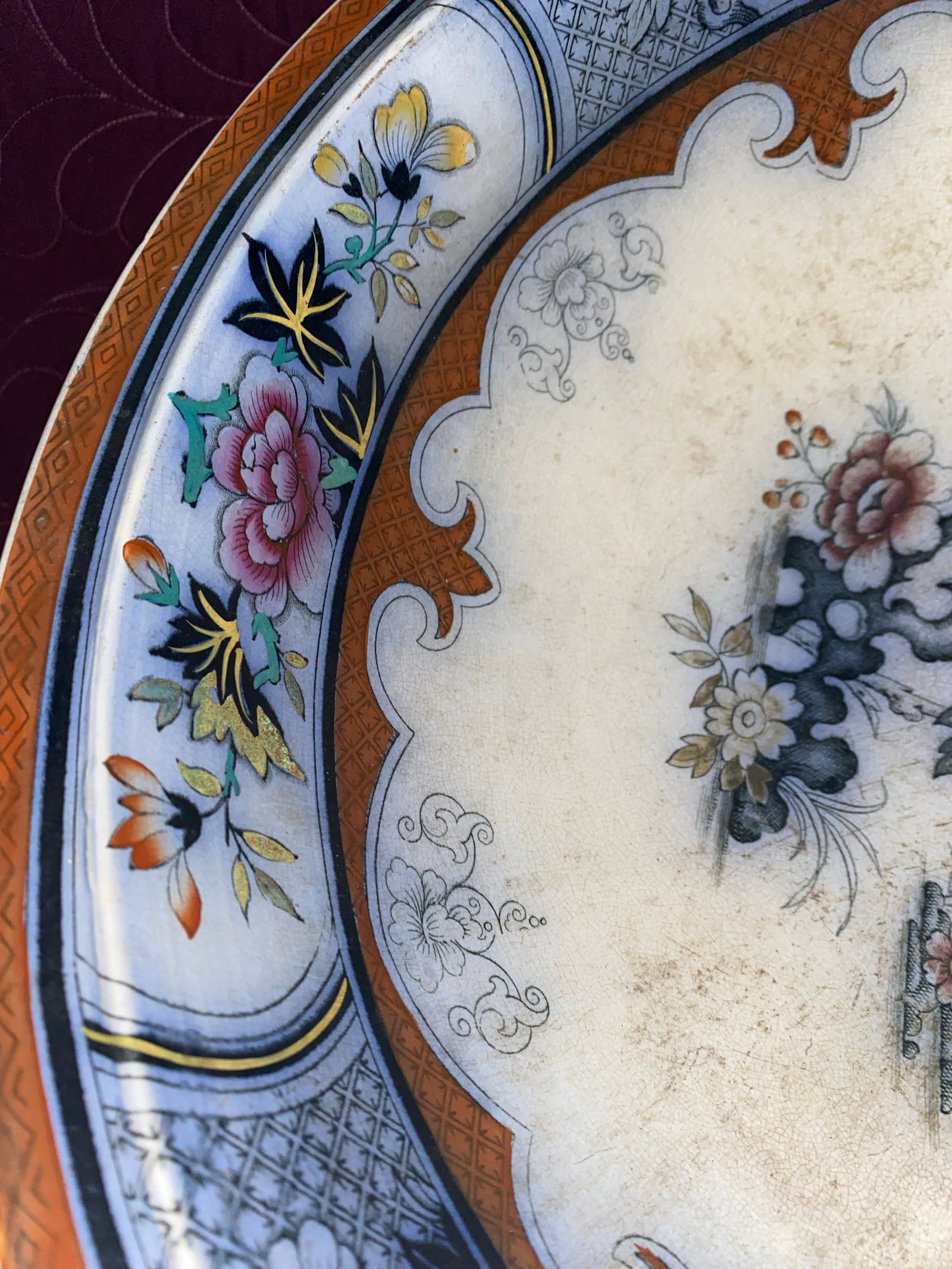 Antique Japanese Imari Ware Round Bowl With Floral Motifs and Scalloped Rim. - 9