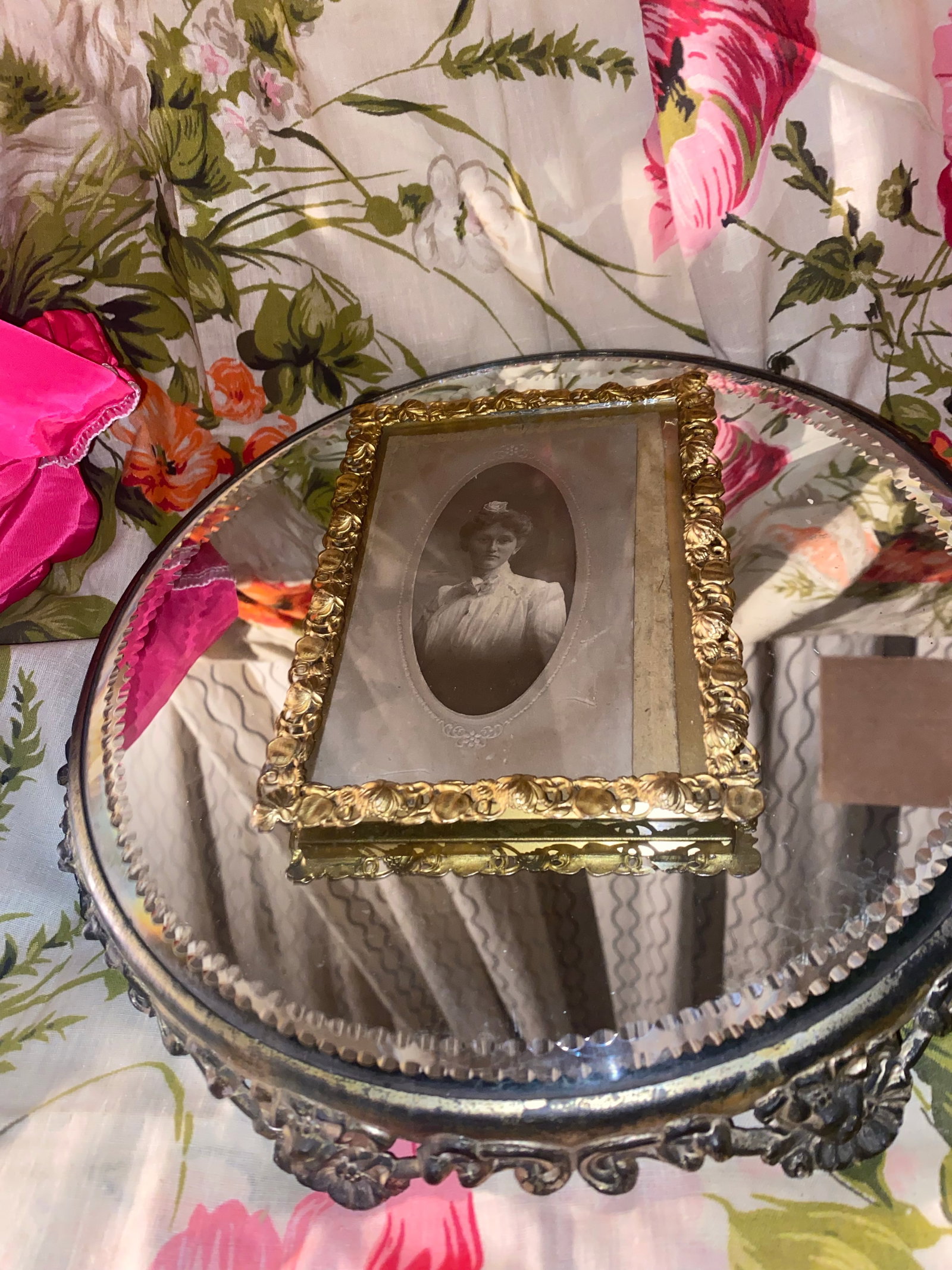 Antique Photo Frame . Antique Gilded Frame With an Oval Victorian Cabinet Card Portrait. - 2