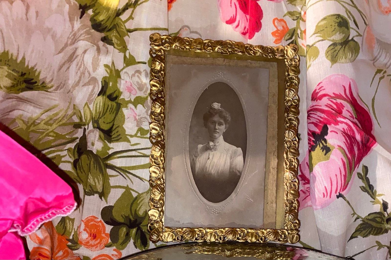 Antique Photo Frame . Antique Gilded Frame With an Oval Victorian Cabinet Card Portrait. - 3