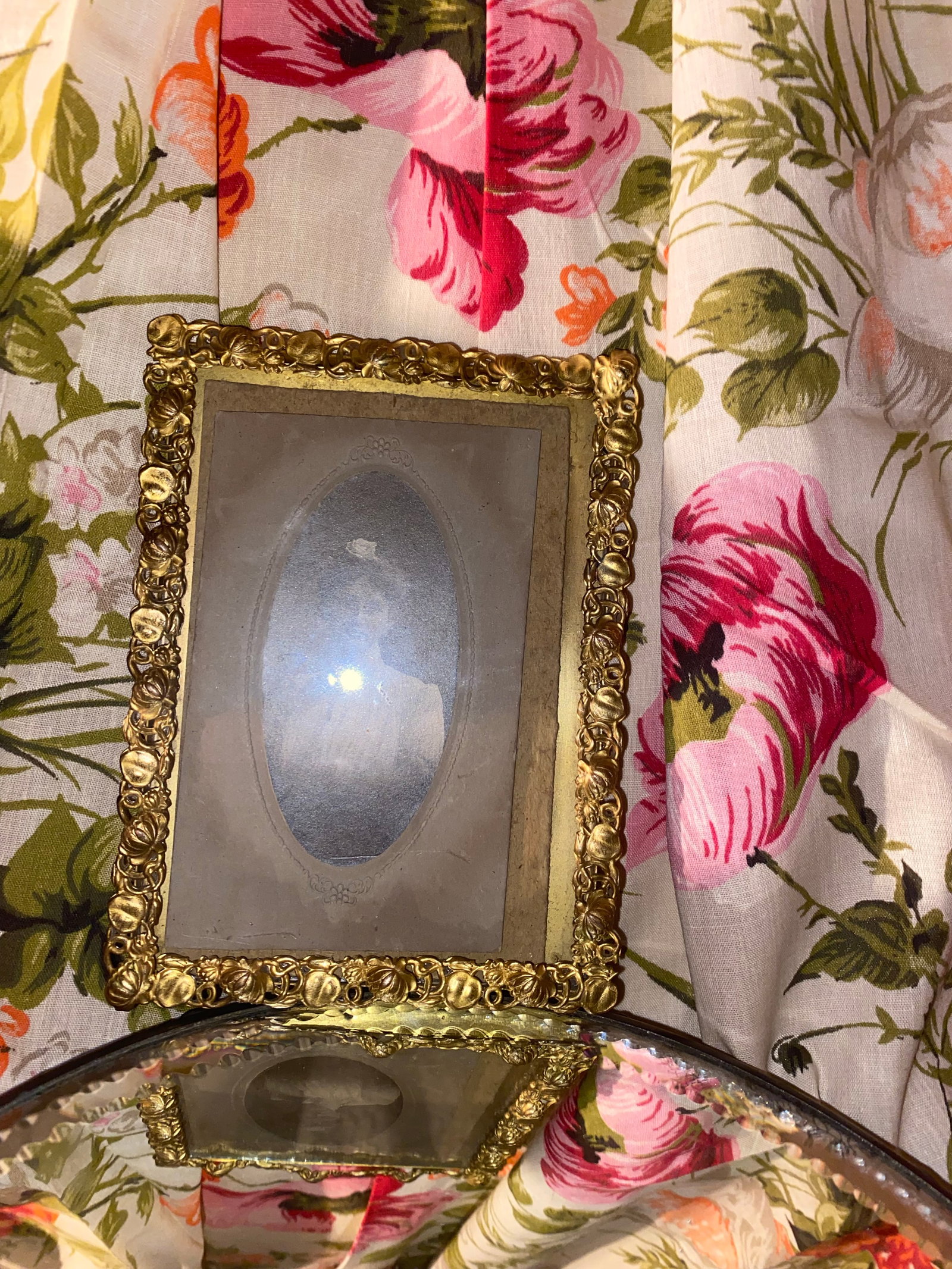 Antique Photo Frame . Antique Gilded Frame With an Oval Victorian Cabinet Card Portrait. - 5