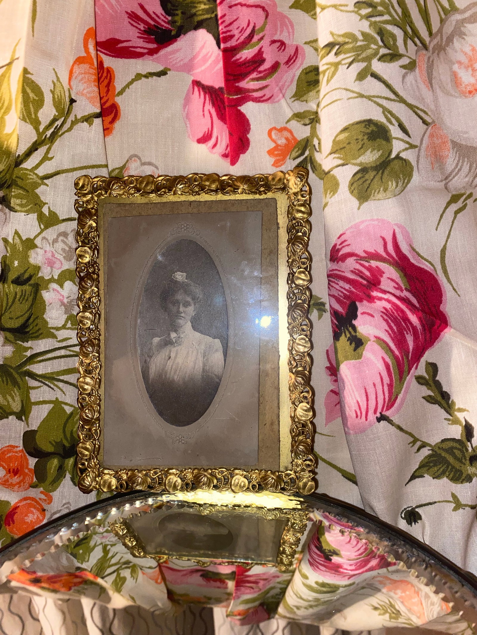 Antique Photo Frame . Antique Gilded Frame With an Oval Victorian Cabinet Card Portrait. - 6