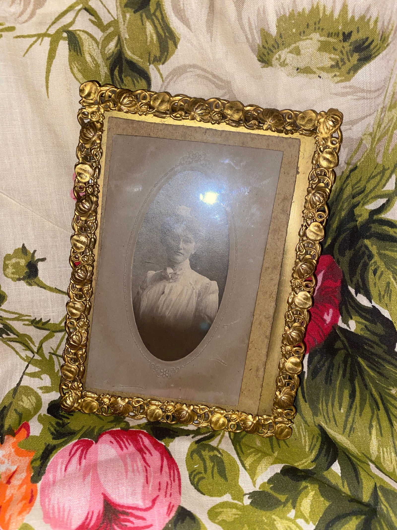 Antique Photo Frame . Antique Gilded Frame With an Oval Victorian Cabinet Card Portrait. - 7