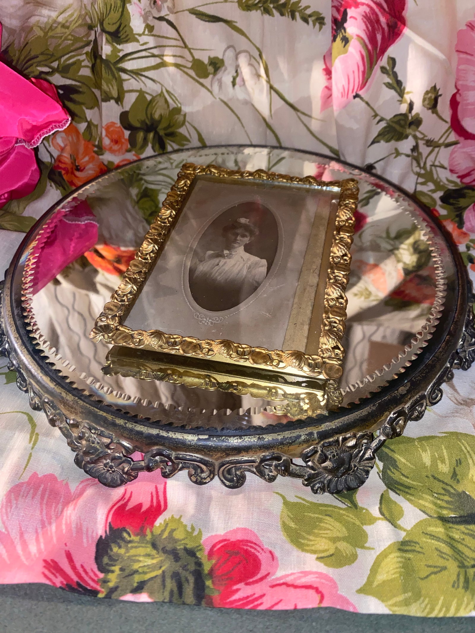 Antique Photo Frame . Antique Gilded Frame With an Oval Victorian Cabinet Card Portrait. - 8