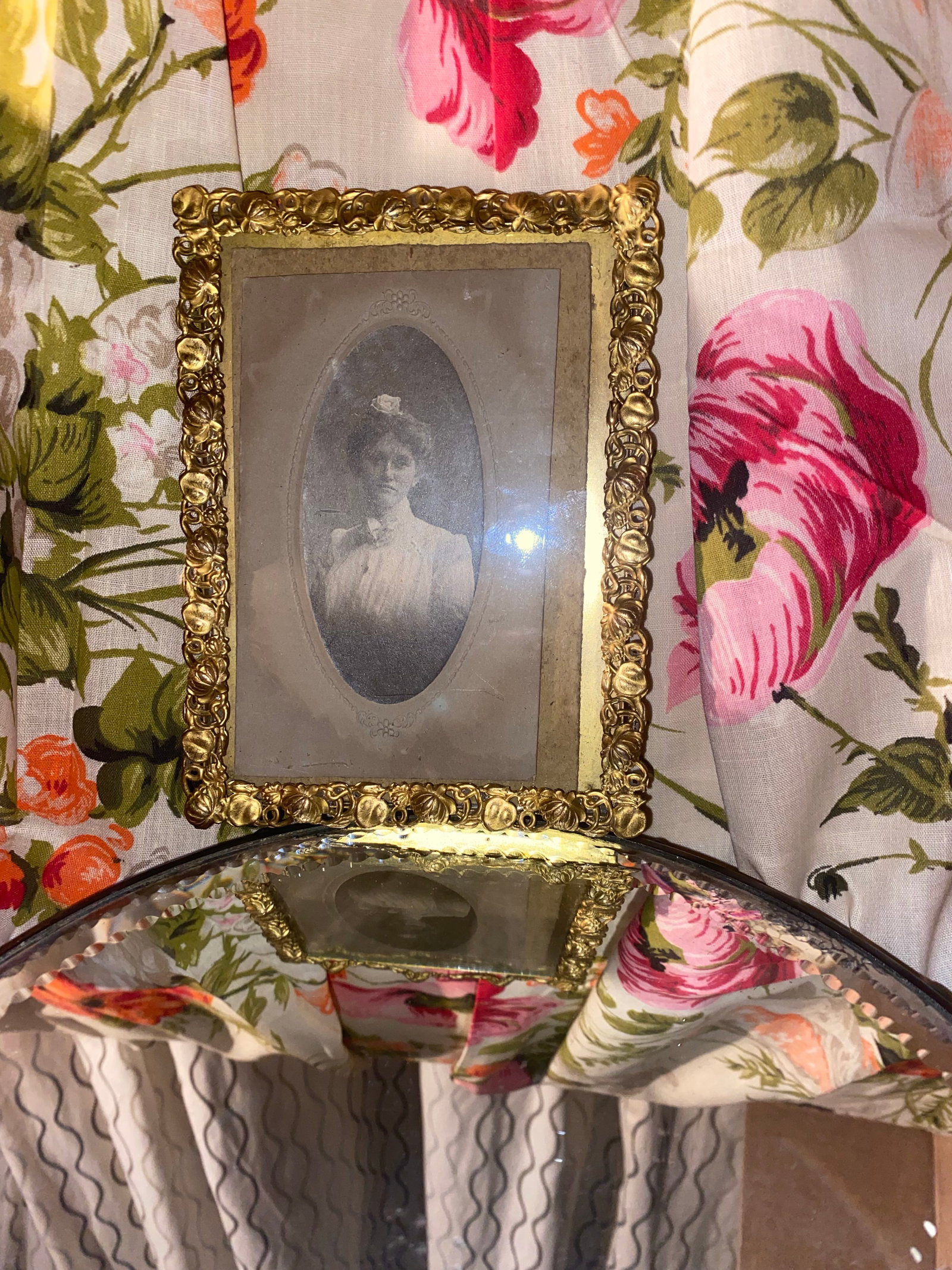 Antique Photo Frame . Antique Gilded Frame With an Oval Victorian Cabinet Card Portrait. - 9