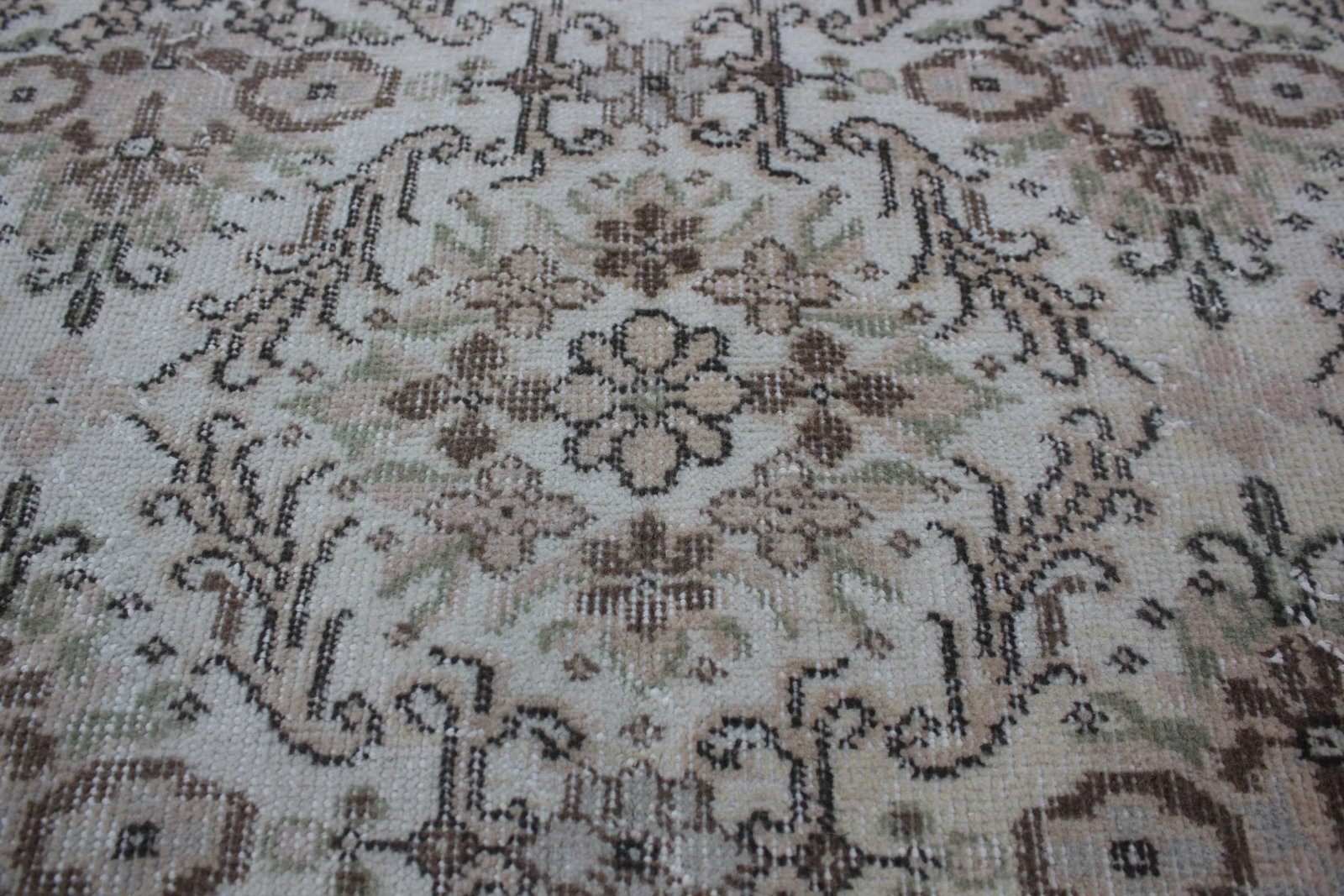 1970s Mid-Century Modern Art Deco Turkish Vintage Floral Beige Oushak Area Rug - 8