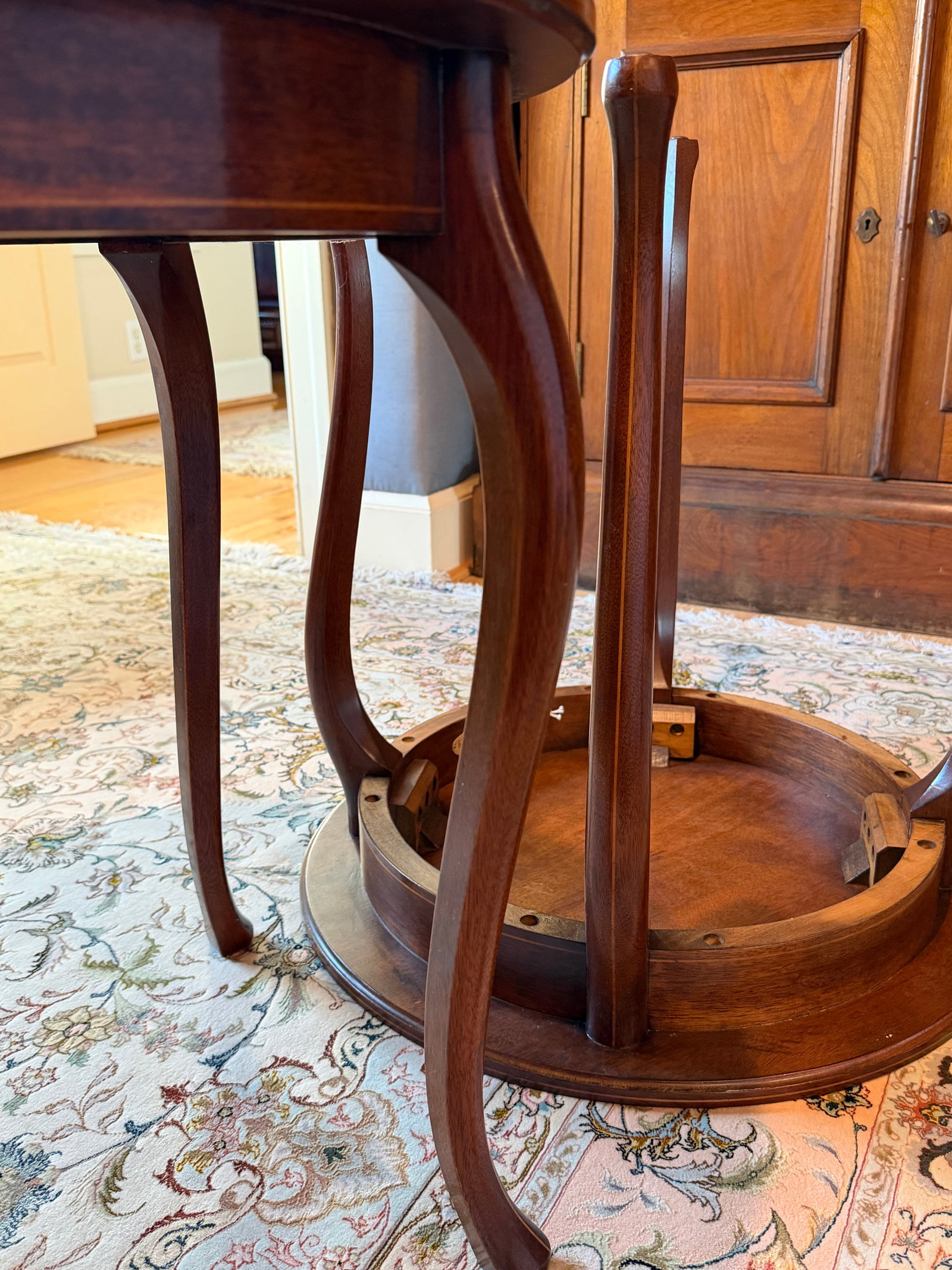 Late 20th Century Pair of Kindel Mahogany Round Side Tables With Floral Inlay - 3
