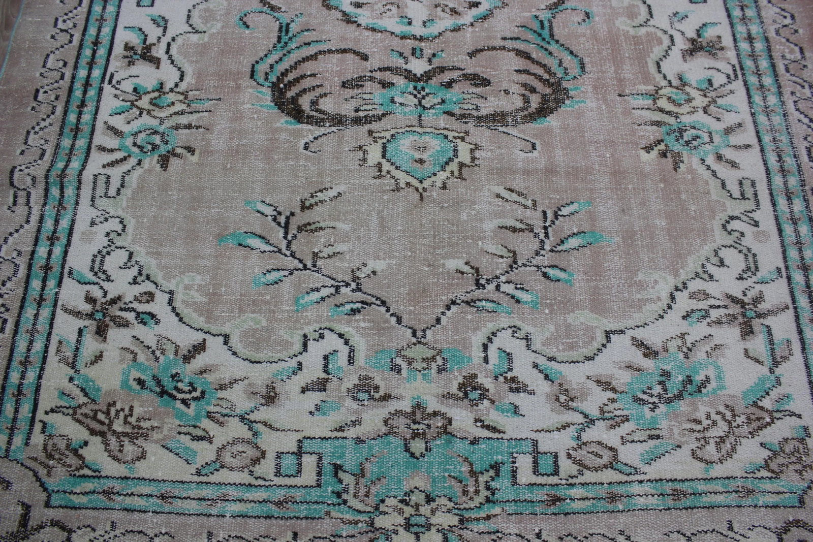 1950s Asian Vintage Floral Desing Natural Wool Oushak Area Rug - 6