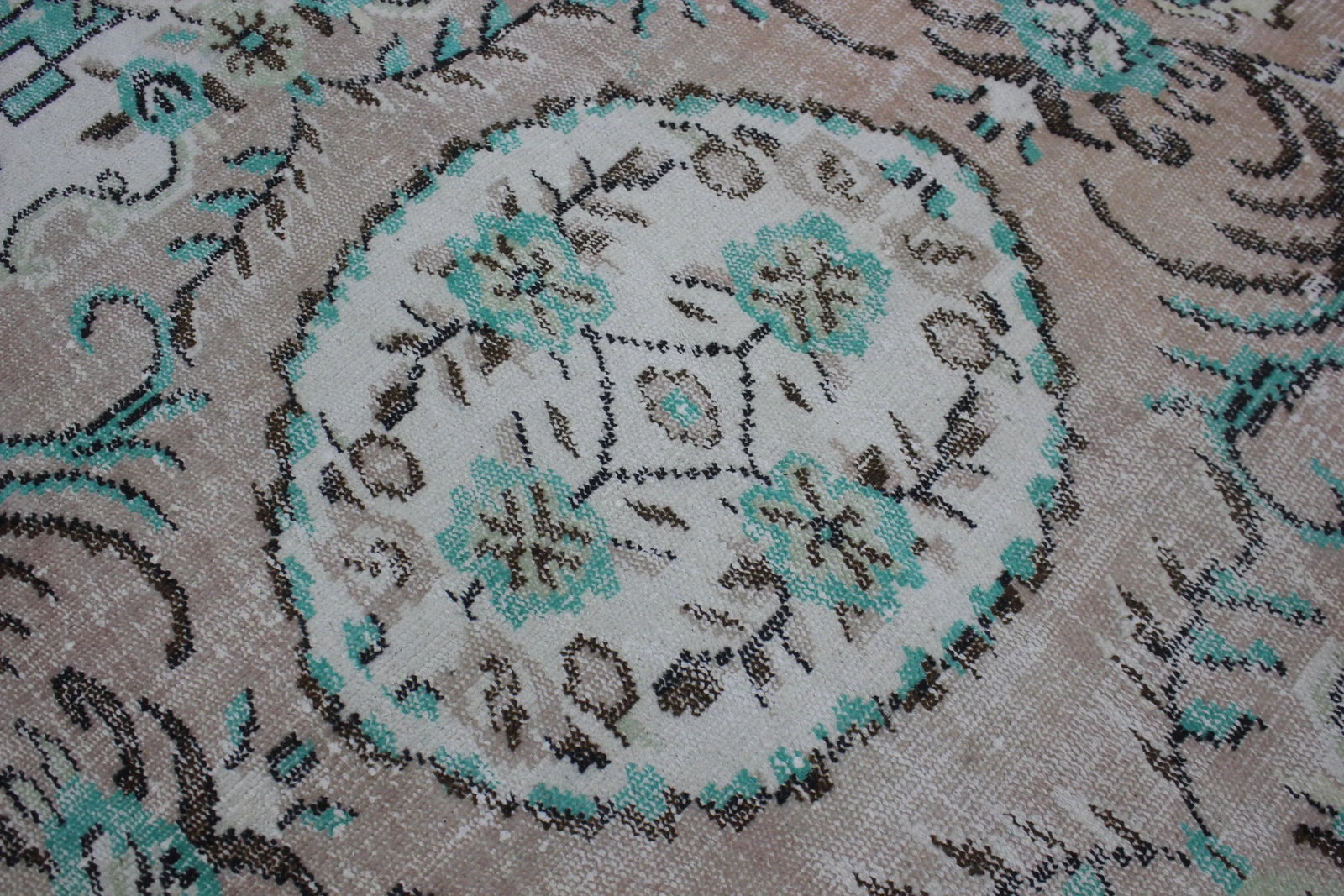 1950s Asian Vintage Floral Desing Natural Wool Oushak Area Rug - 8