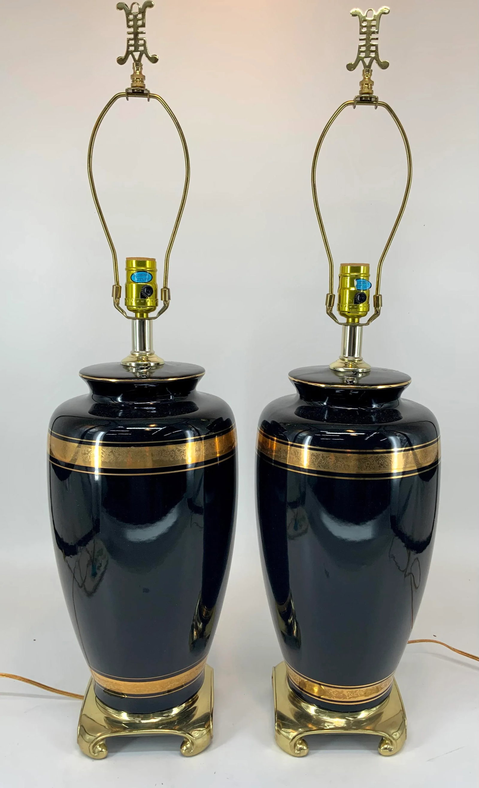 Pair of Vintage Black and Gold Asian Style Ceramic Lamps by Alsy. - 11