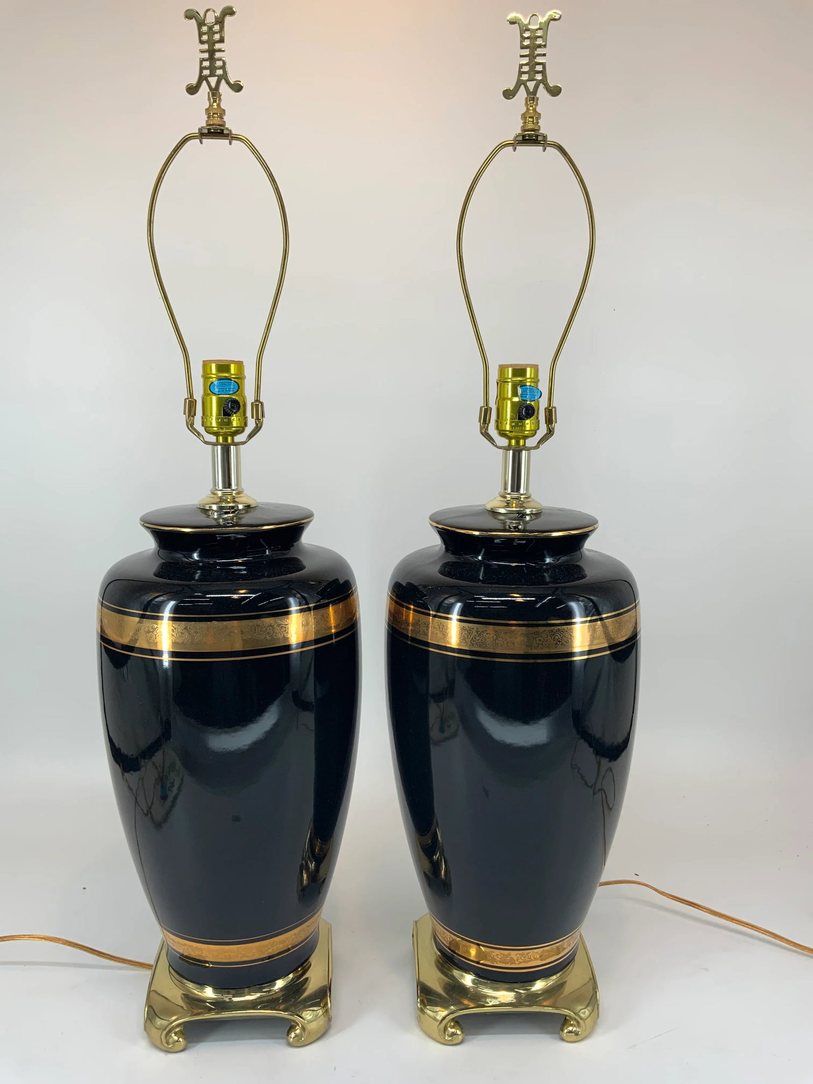 Pair of Vintage Black and Gold Asian Style Ceramic Lamps by Alsy. - 2