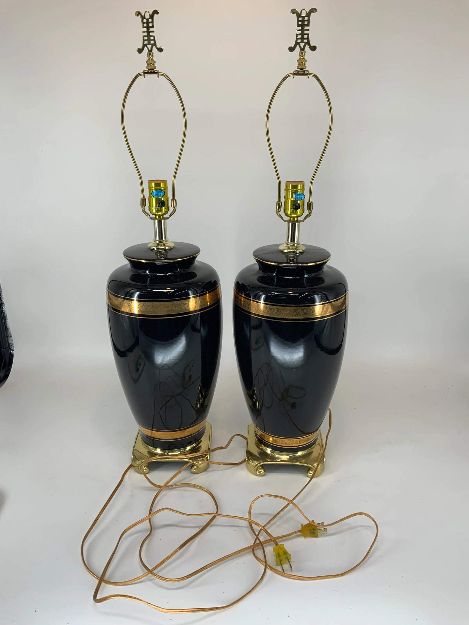 Pair of Vintage Black and Gold Asian Style Ceramic Lamps by Alsy. - 4