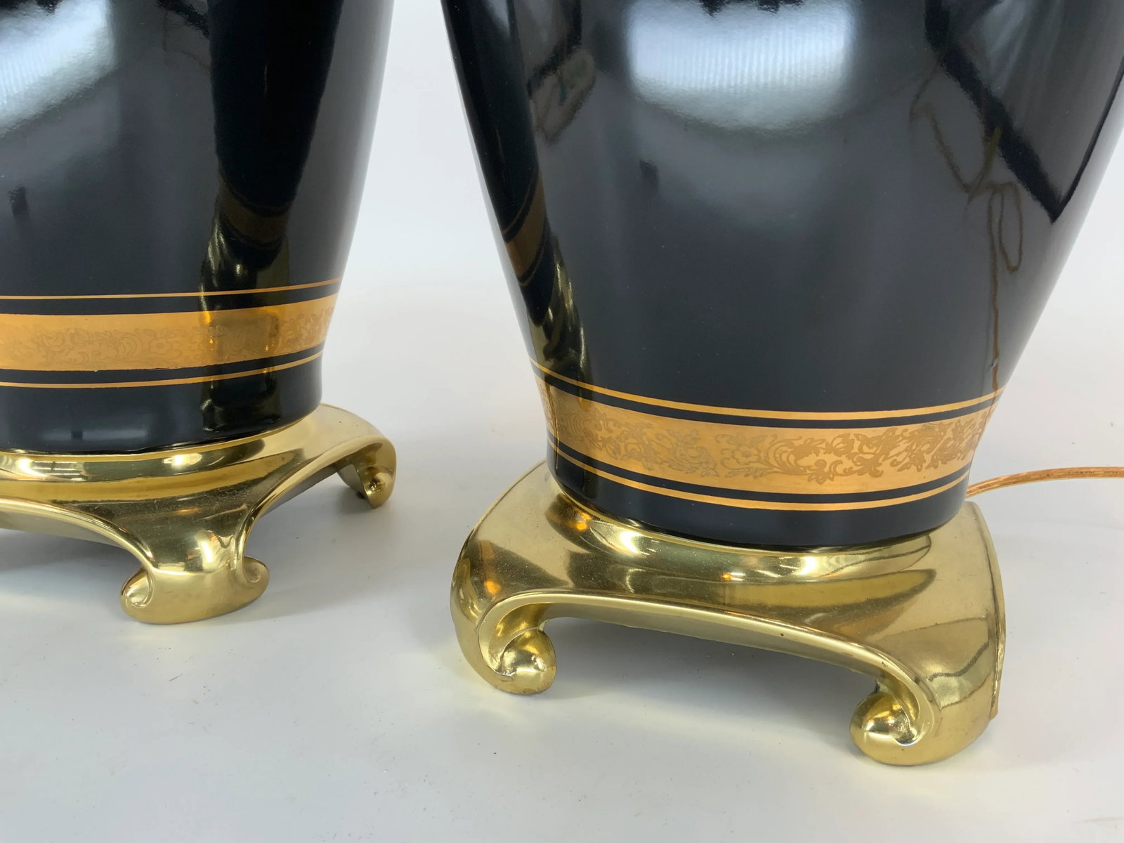 Pair of Vintage Black and Gold Asian Style Ceramic Lamps by Alsy. - 5
