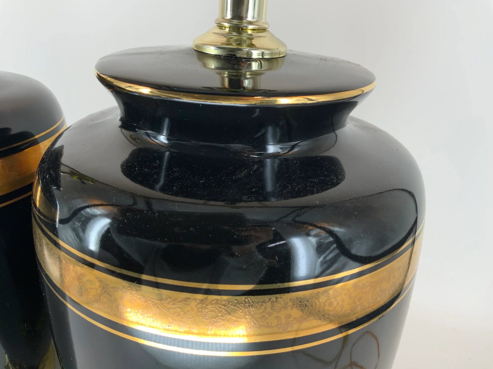 Pair of Vintage Black and Gold Asian Style Ceramic Lamps by Alsy. - 7