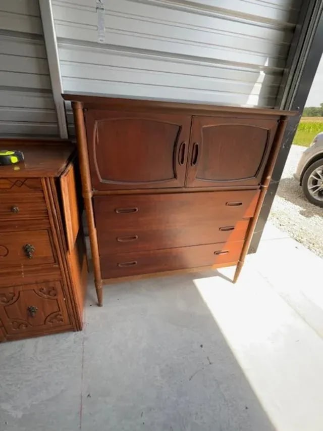 1960s Mid-Century Modern Walnut Lane Dresser/Chest of Drawers - 2