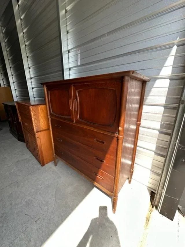 1960s Mid-Century Modern Walnut Lane Dresser/Chest of Drawers - 5