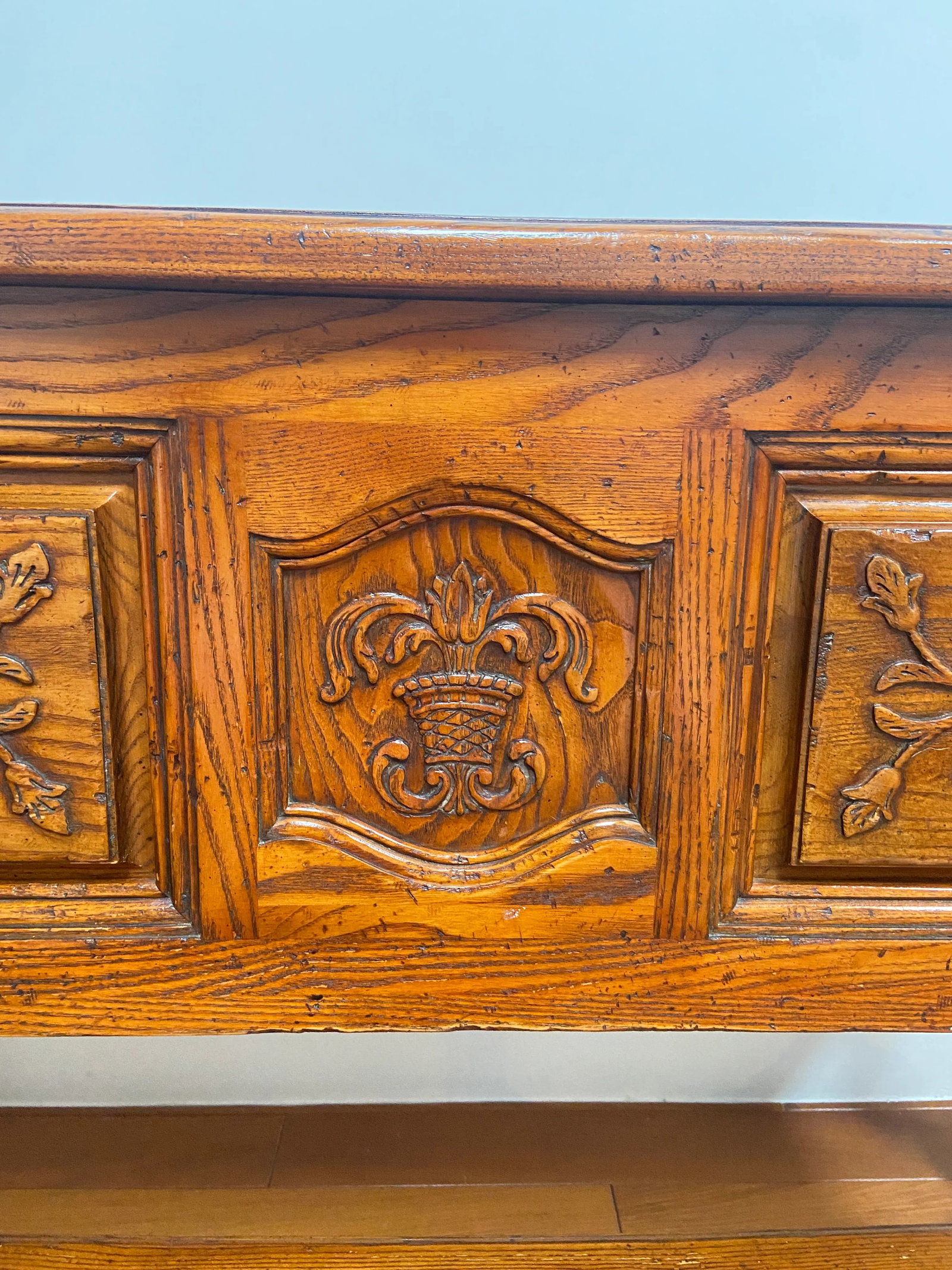 1970s Vintage John Widdicomb Jacobean Carved Sideboard Cabinet Console Table 2 Sliding Doors - 4