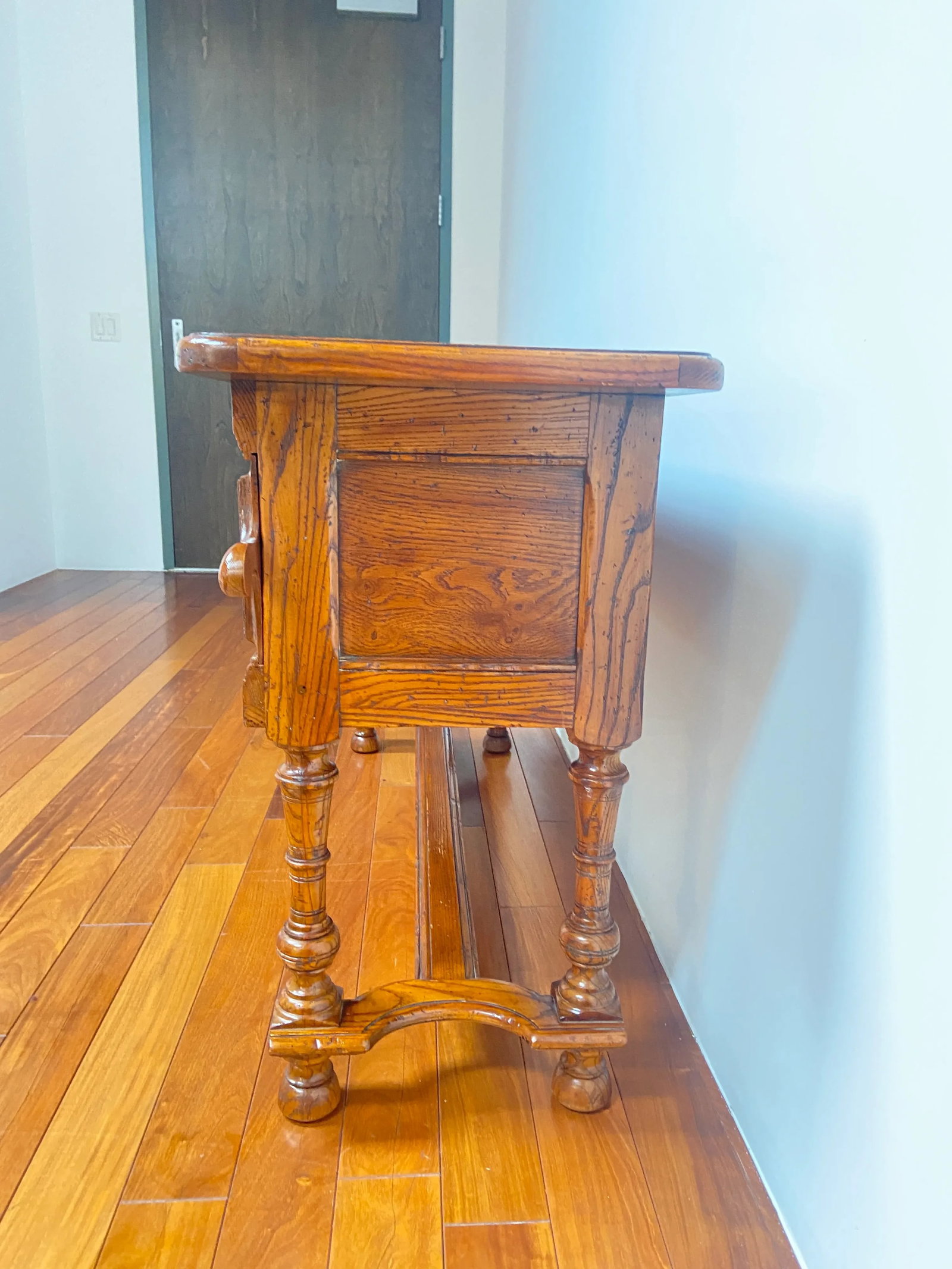 1970s Vintage John Widdicomb Jacobean Carved Sideboard Cabinet Console Table 2 Sliding Doors - 7