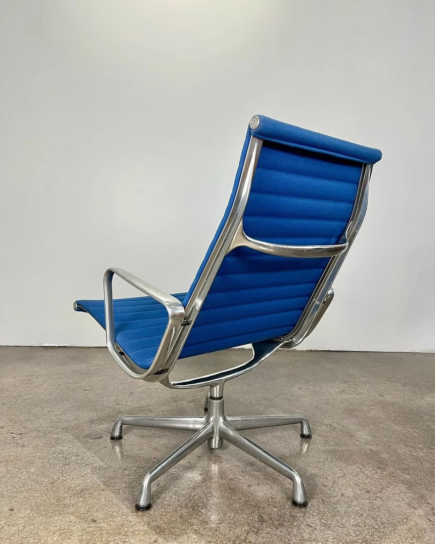 Authentic 5-Star Base Herman Miller Charles Eames Aluminum Group Bright Blue Lounge Chair - 2