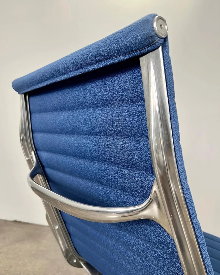 Authentic 5-Star Base Herman Miller Charles Eames Aluminum Group Bright Blue Lounge Chair - 6
