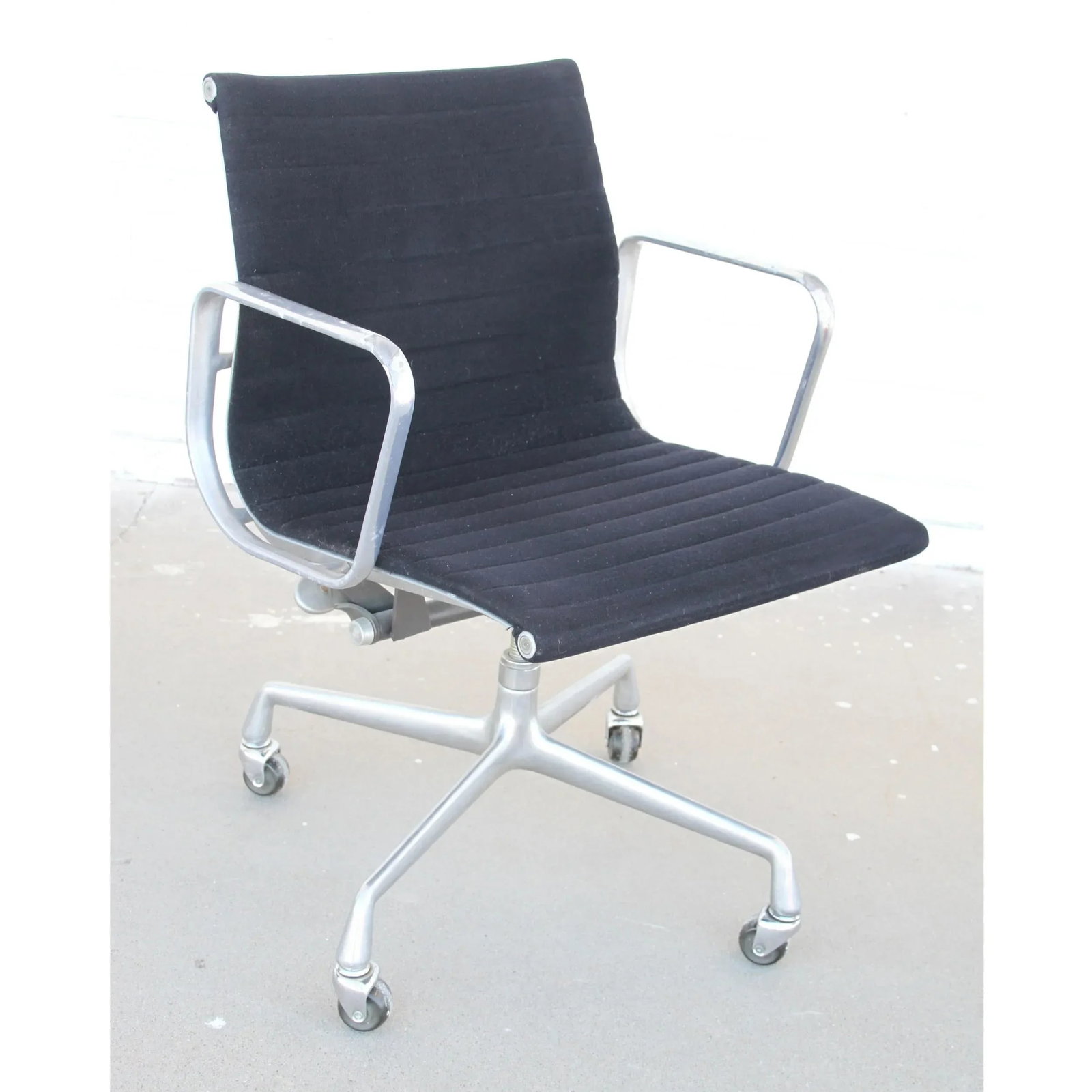 1950s Herman Miller Eames Aluminium Chair with Black Fabric - 2