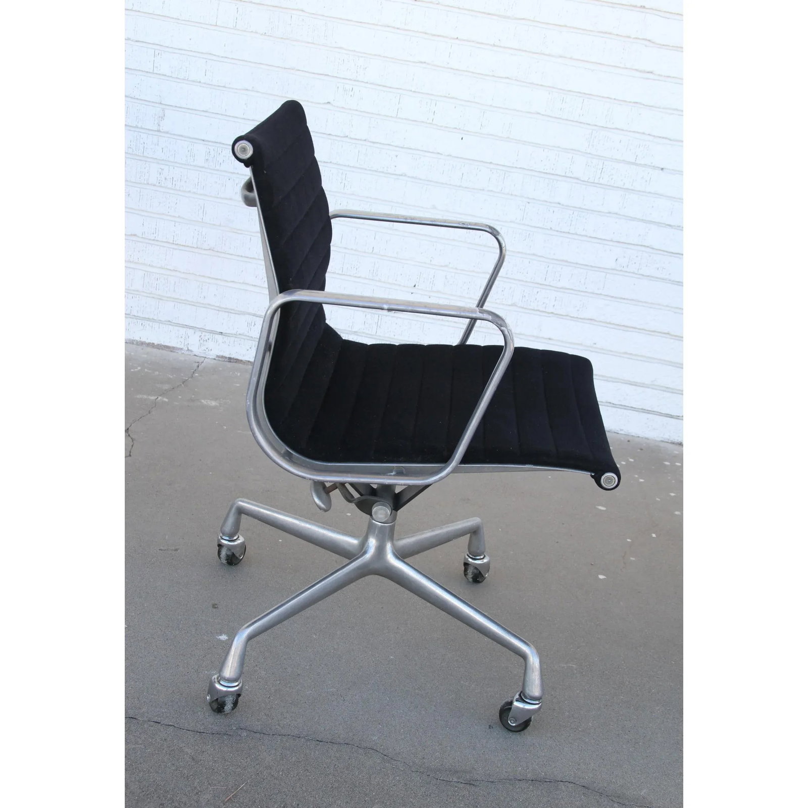 1950s Herman Miller Eames Aluminium Chair with Black Fabric - 3