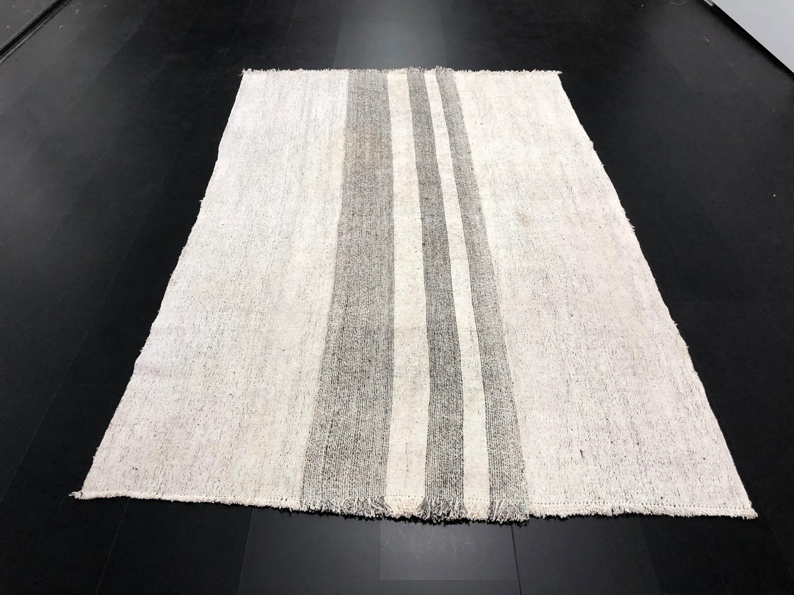 1960s Vintage Stripe Design Turkish Anatolian Primitive Area Kilim Rug- 5'4'' * 8'2'' - 11