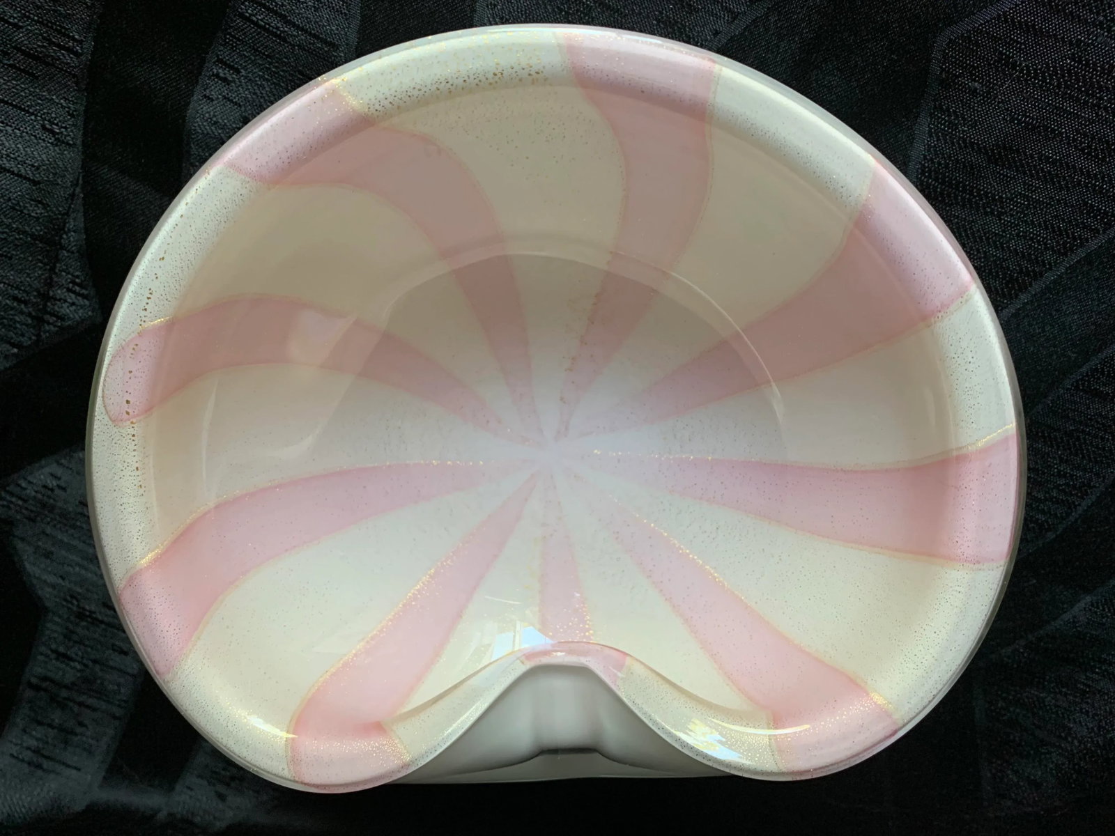 1950s Alfredo Barbini Pink and White Stripe Murano Cased Glass Bowl With Gold Flecks - 2