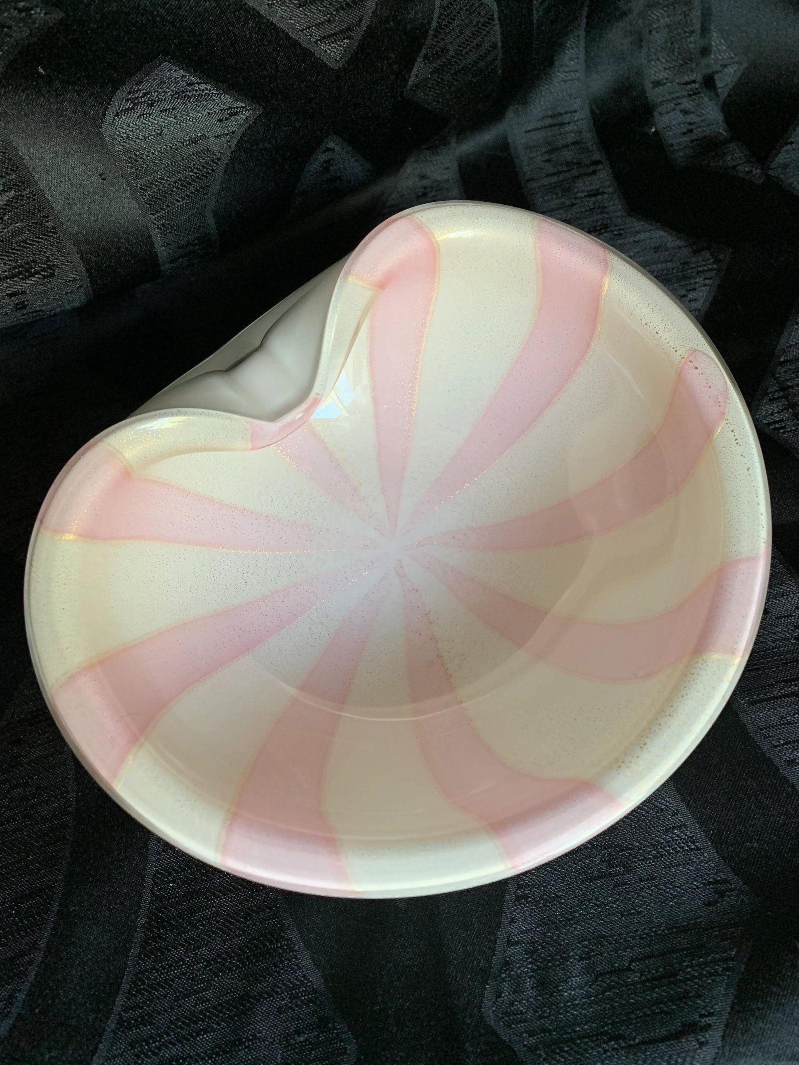 1950s Alfredo Barbini Pink and White Stripe Murano Cased Glass Bowl With Gold Flecks - 4