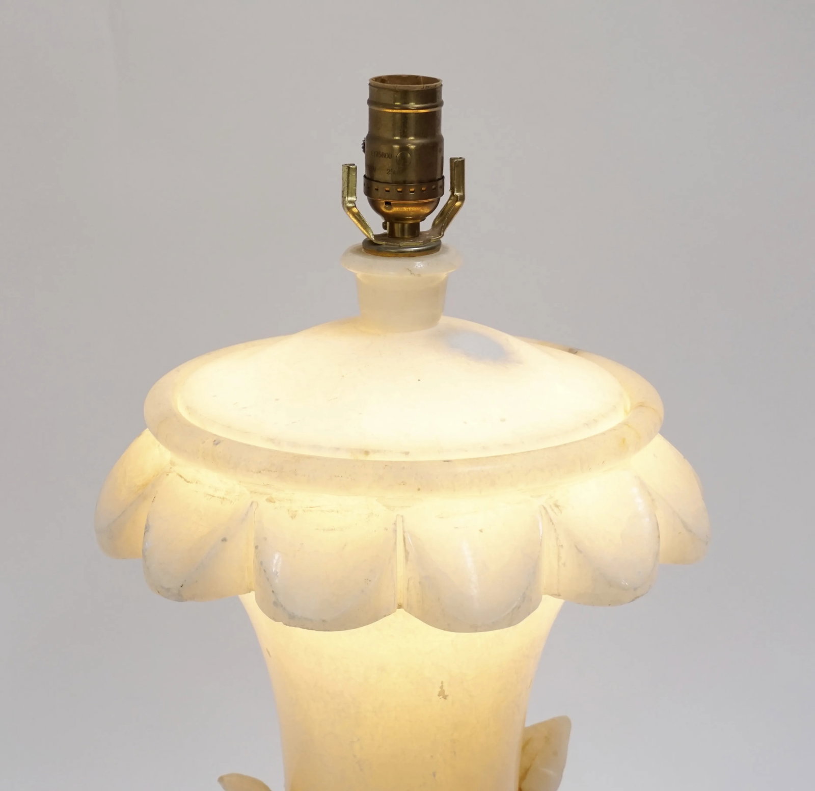 1950s Large Alabaster Leaf Urn Table Lamp, Lit From Within - 4