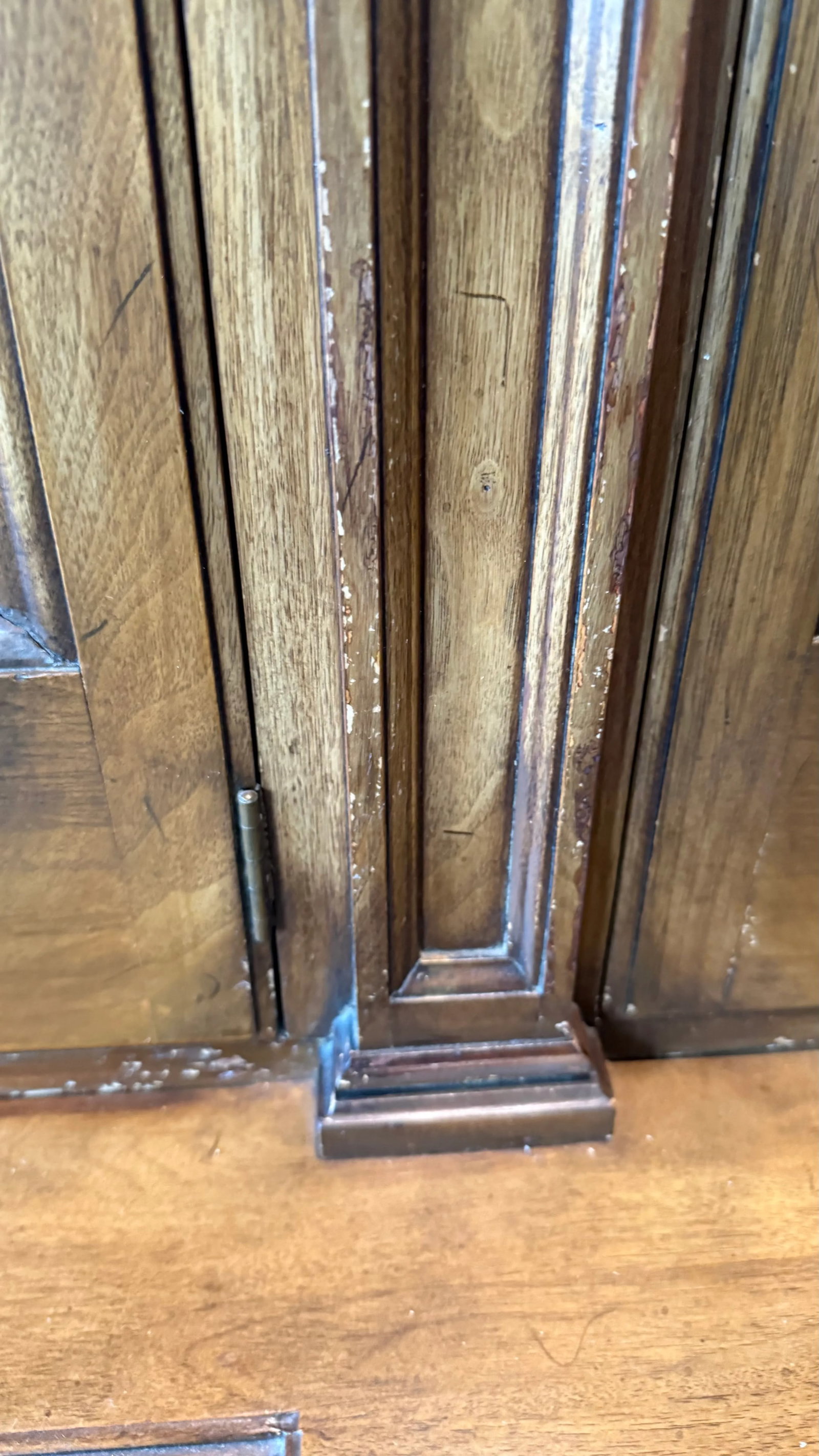 Karges Furniture Breakfront China Cabinet, Circa 1980s - 13