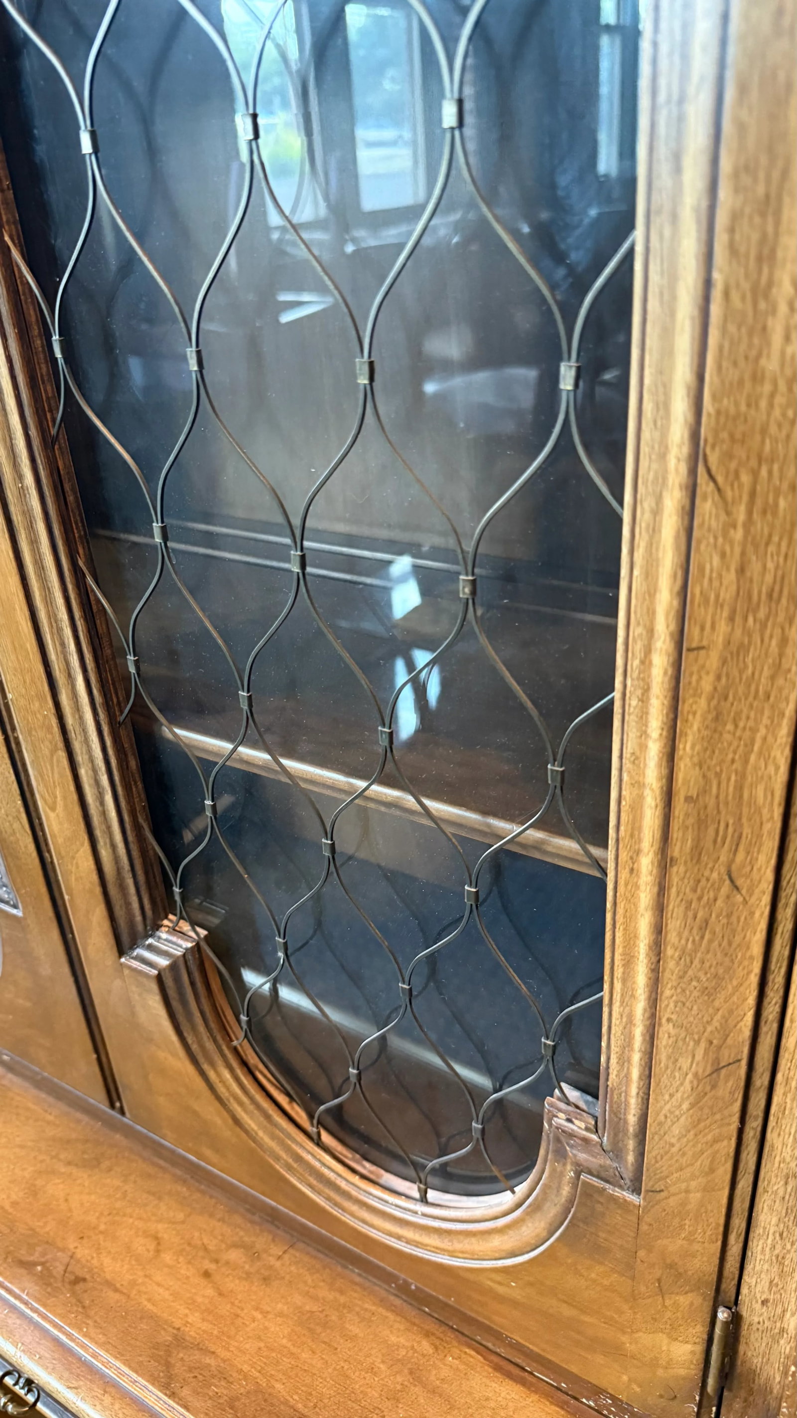 Karges Furniture Breakfront China Cabinet, Circa 1980s - 14