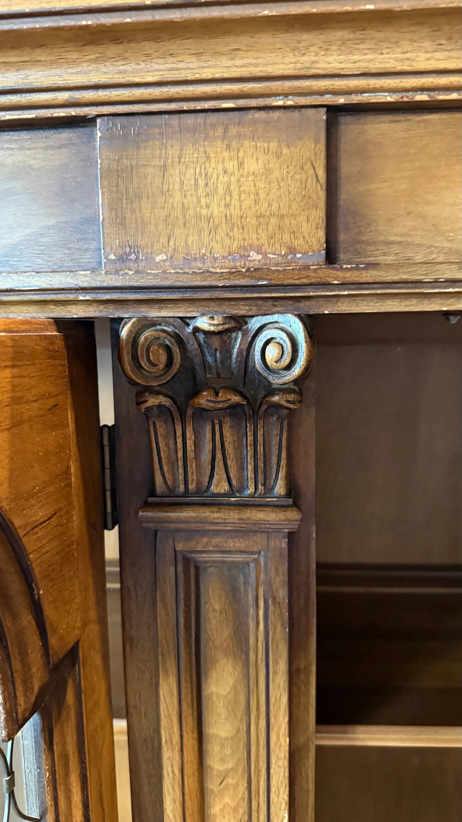 Karges Furniture Breakfront China Cabinet, Circa 1980s - 15