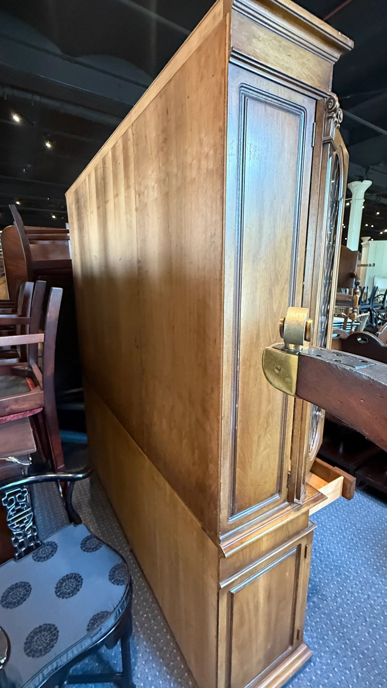 Karges Furniture Breakfront China Cabinet, Circa 1980s - 16