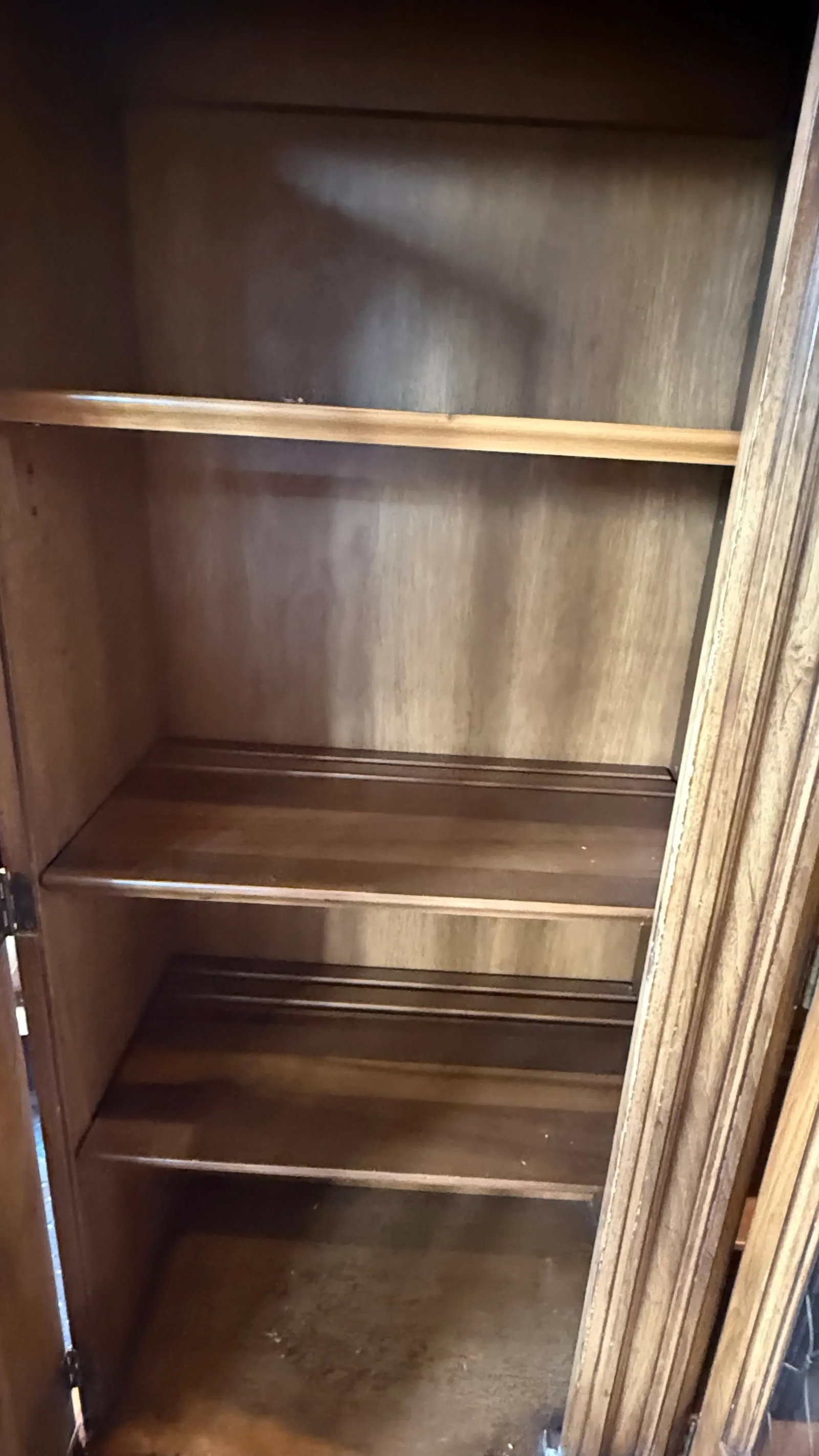 Karges Furniture Breakfront China Cabinet, Circa 1980s - 6