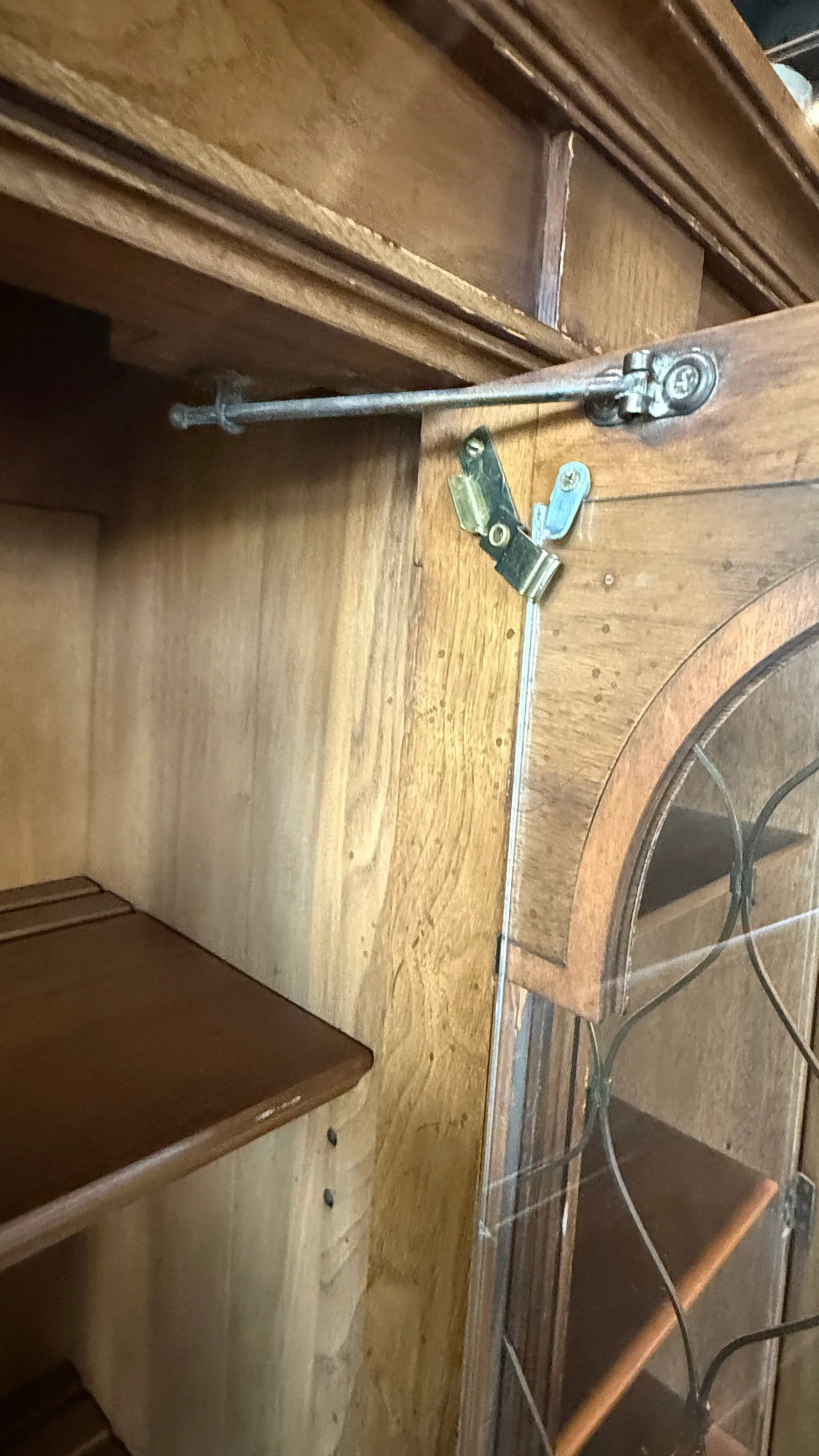 Karges Furniture Breakfront China Cabinet, Circa 1980s - 7