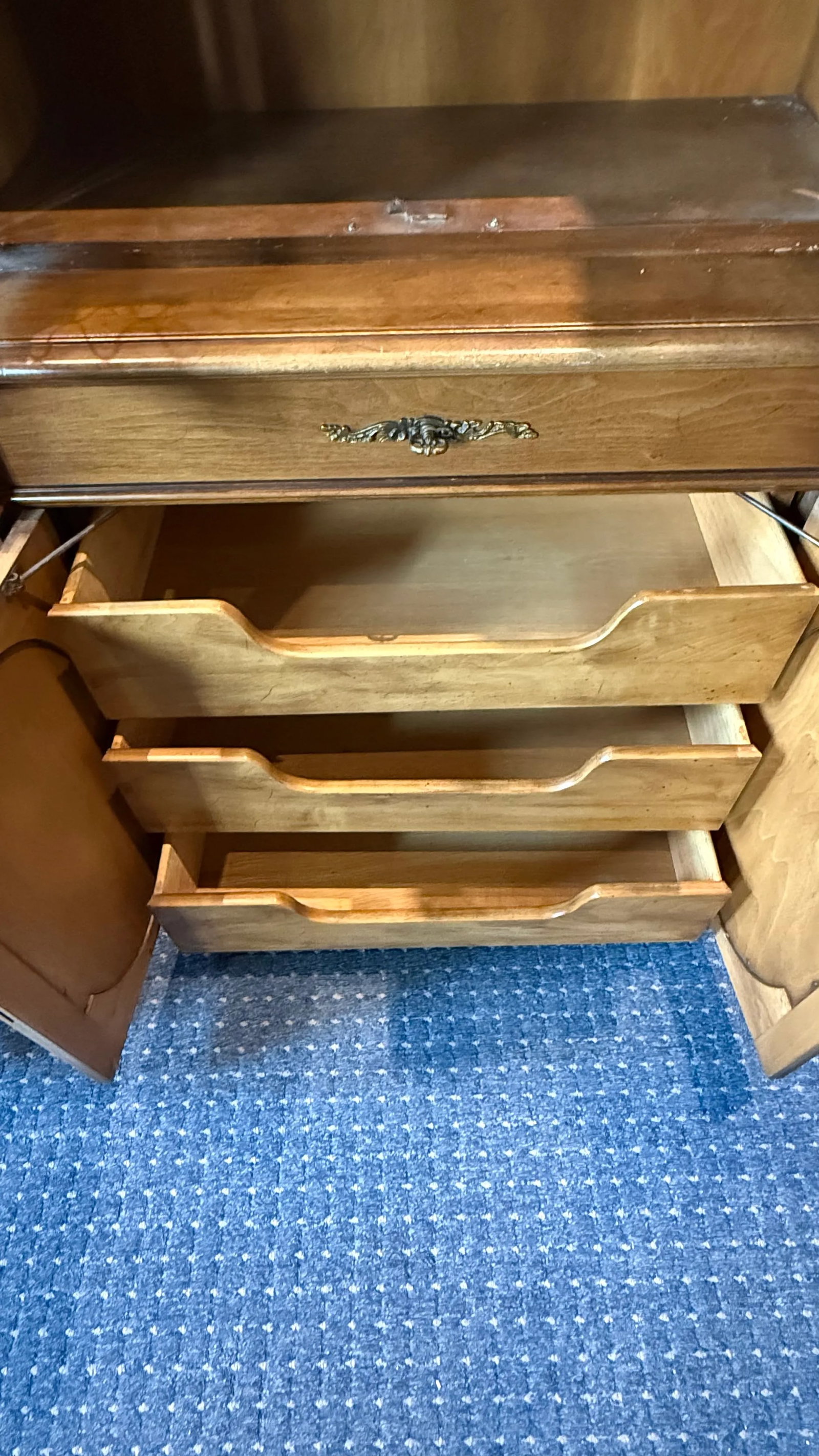 Karges Furniture Breakfront China Cabinet, Circa 1980s - 8