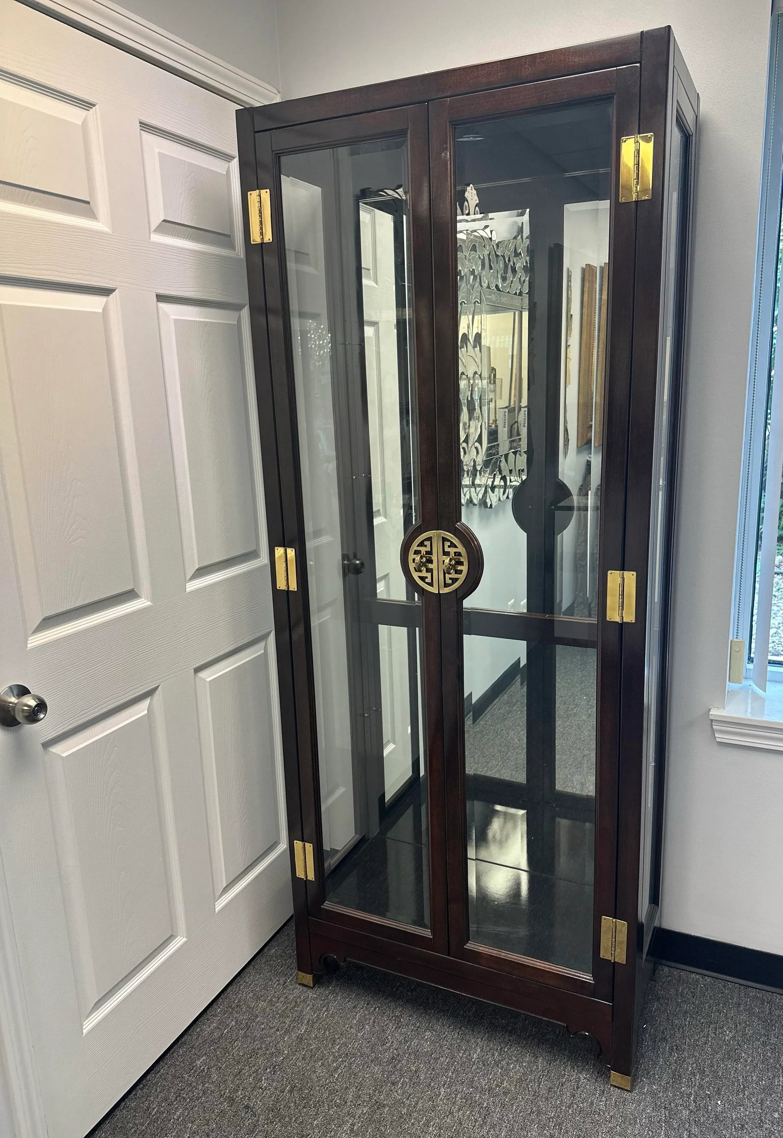 1980s Vintage American of Martinsville Mahogany Asian Chinoiserie Curio Display Cabinet - 5
