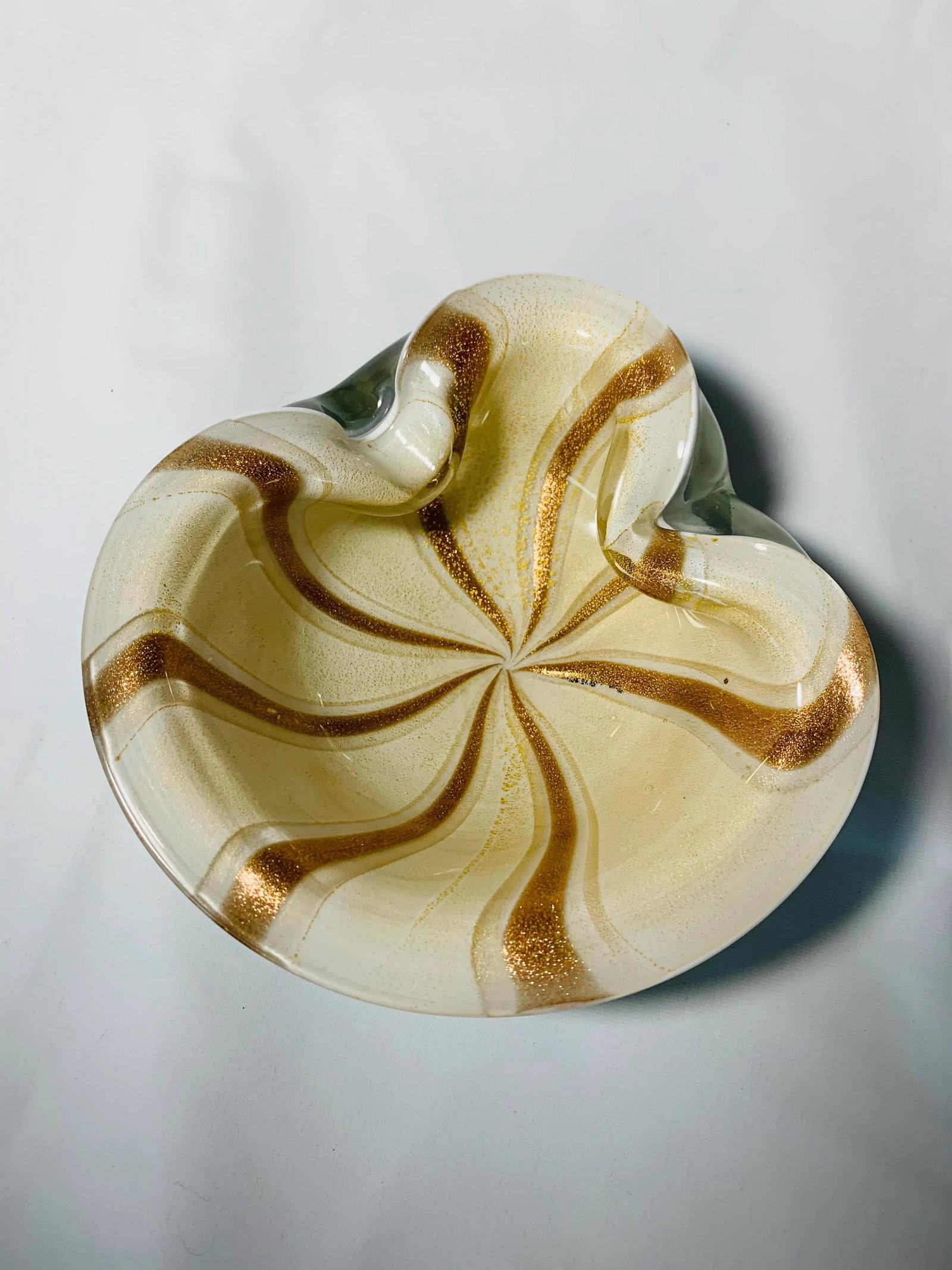 1950s Vintage Alfredo Barbini Italian Murano Cased Glass Dish With Gold and White Swirl - 2
