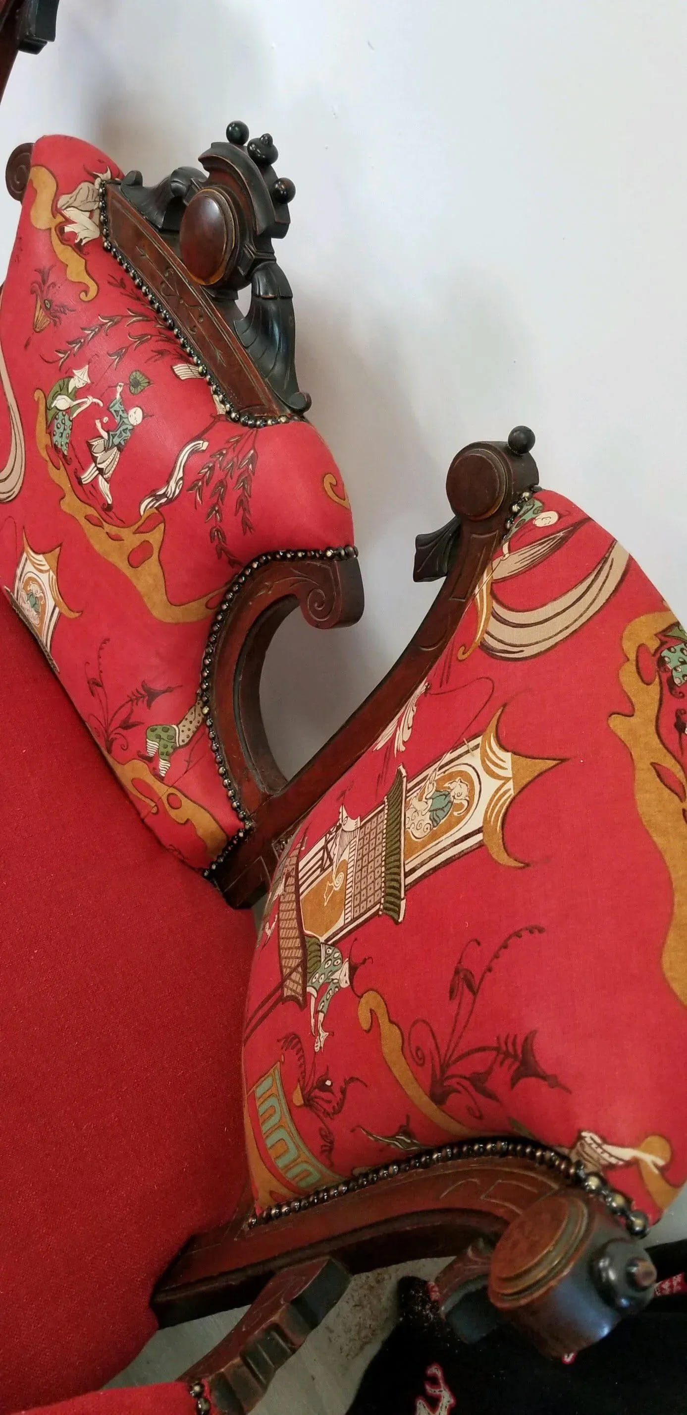 1800s Antique Sanderson & Sons Pagoda River Linen and Red Crypton Fabric Settee - 3