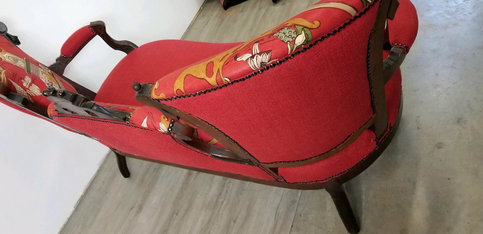 1800s Antique Sanderson & Sons Pagoda River Linen and Red Crypton Fabric Settee - 4