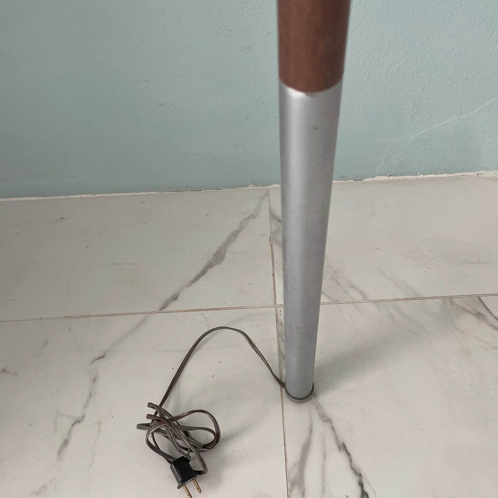 Mid-Century Tension Light With Three Adjustable Lights in Aluminum and Walnut - 9