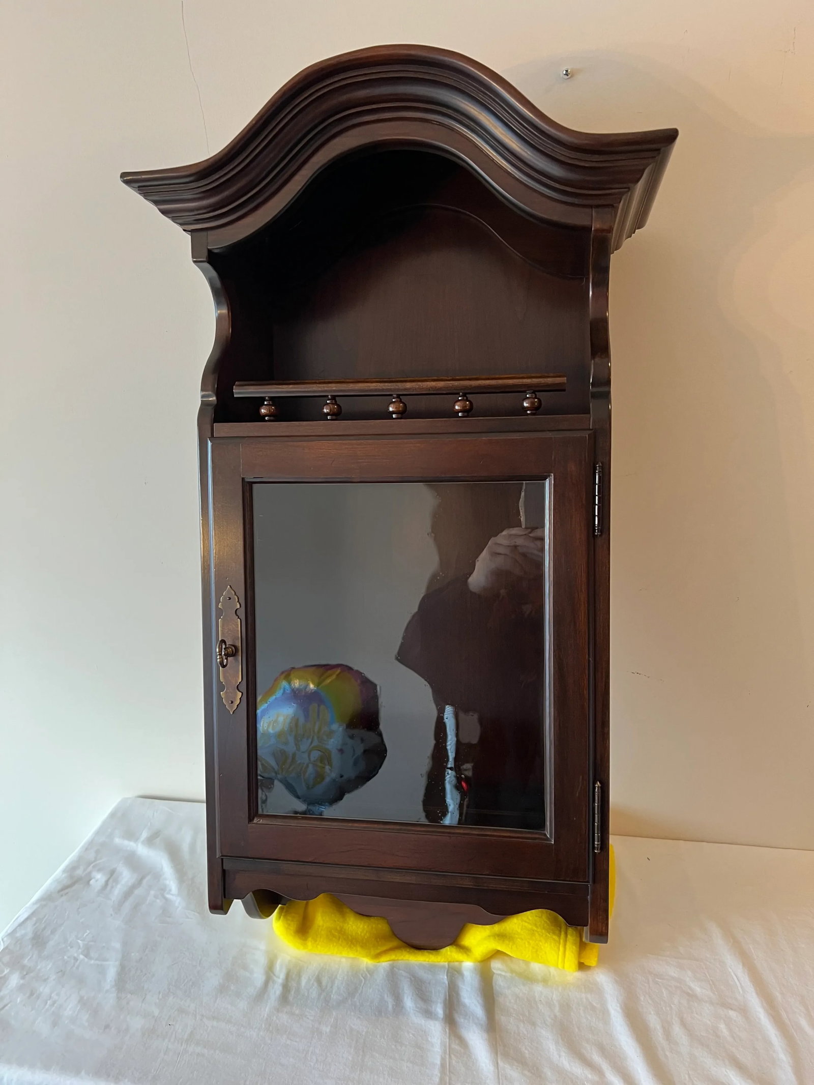 Late 20th Century Vintage Ethan Allen Wall Hanging Curio Display Cabinet With Interior and Open Top - 13