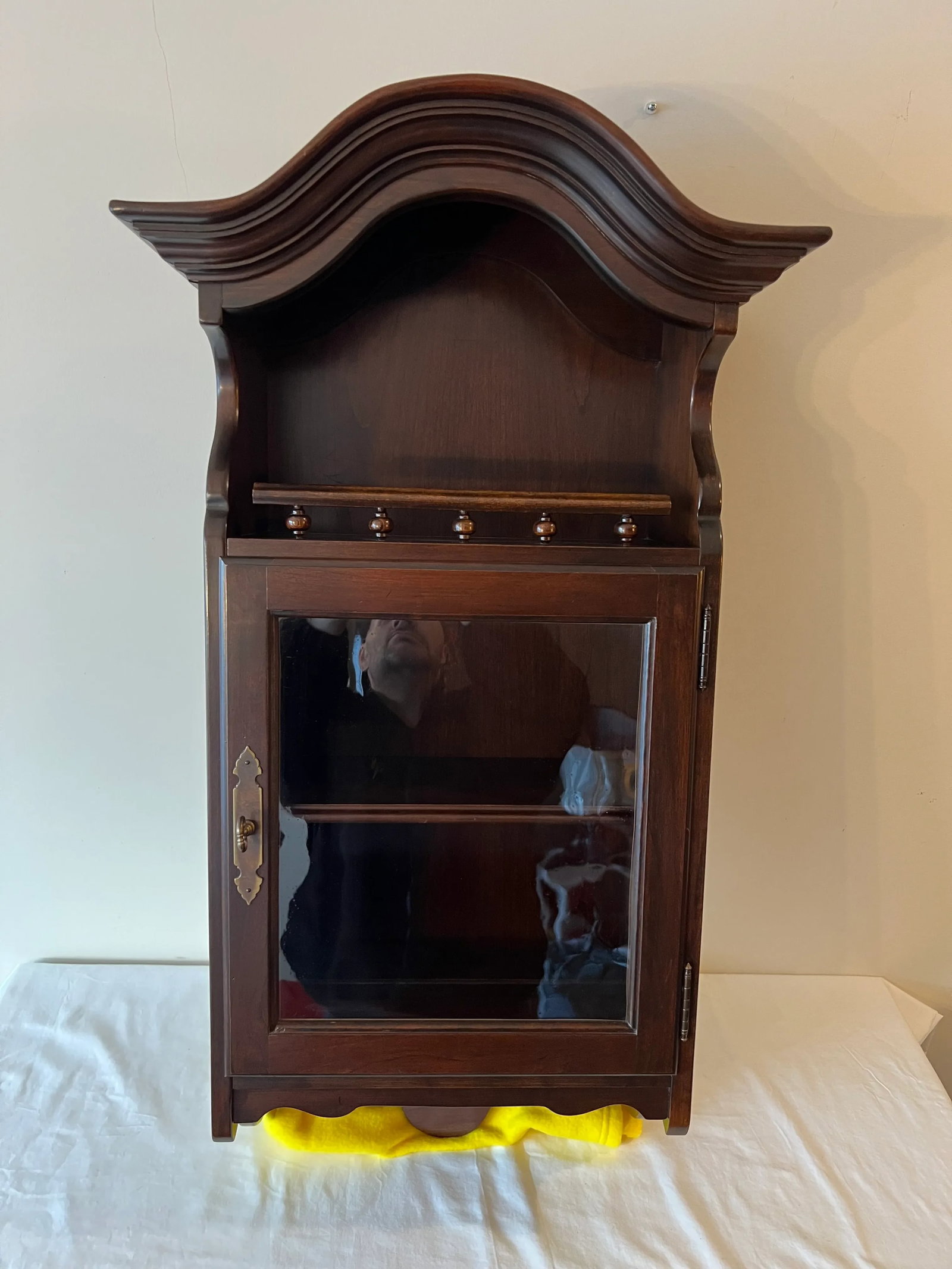 Late 20th Century Vintage Ethan Allen Wall Hanging Curio Display Cabinet With Interior and Open Top - 9