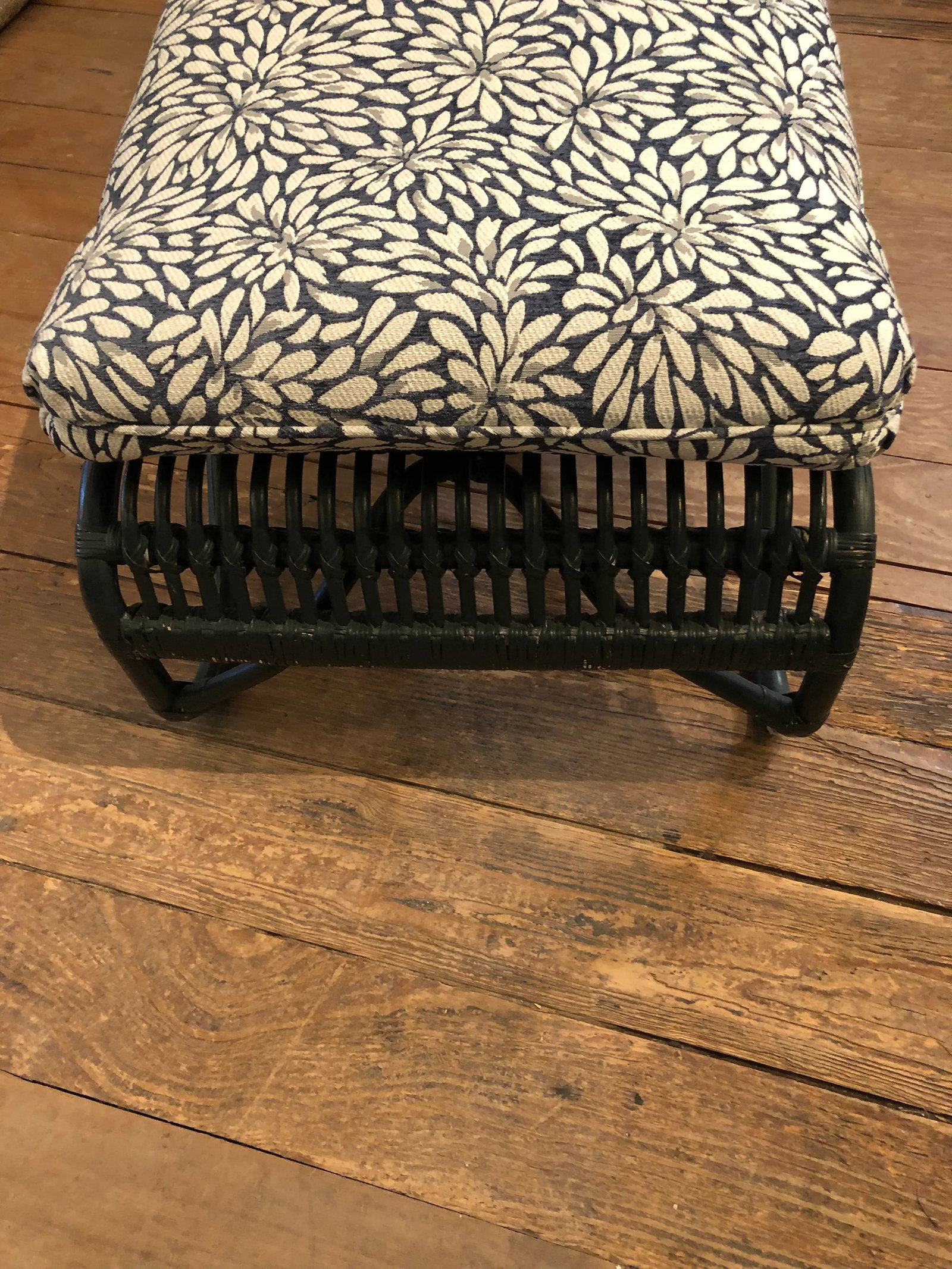 Antique Wicker Chaise Longue With New Cushions - 2