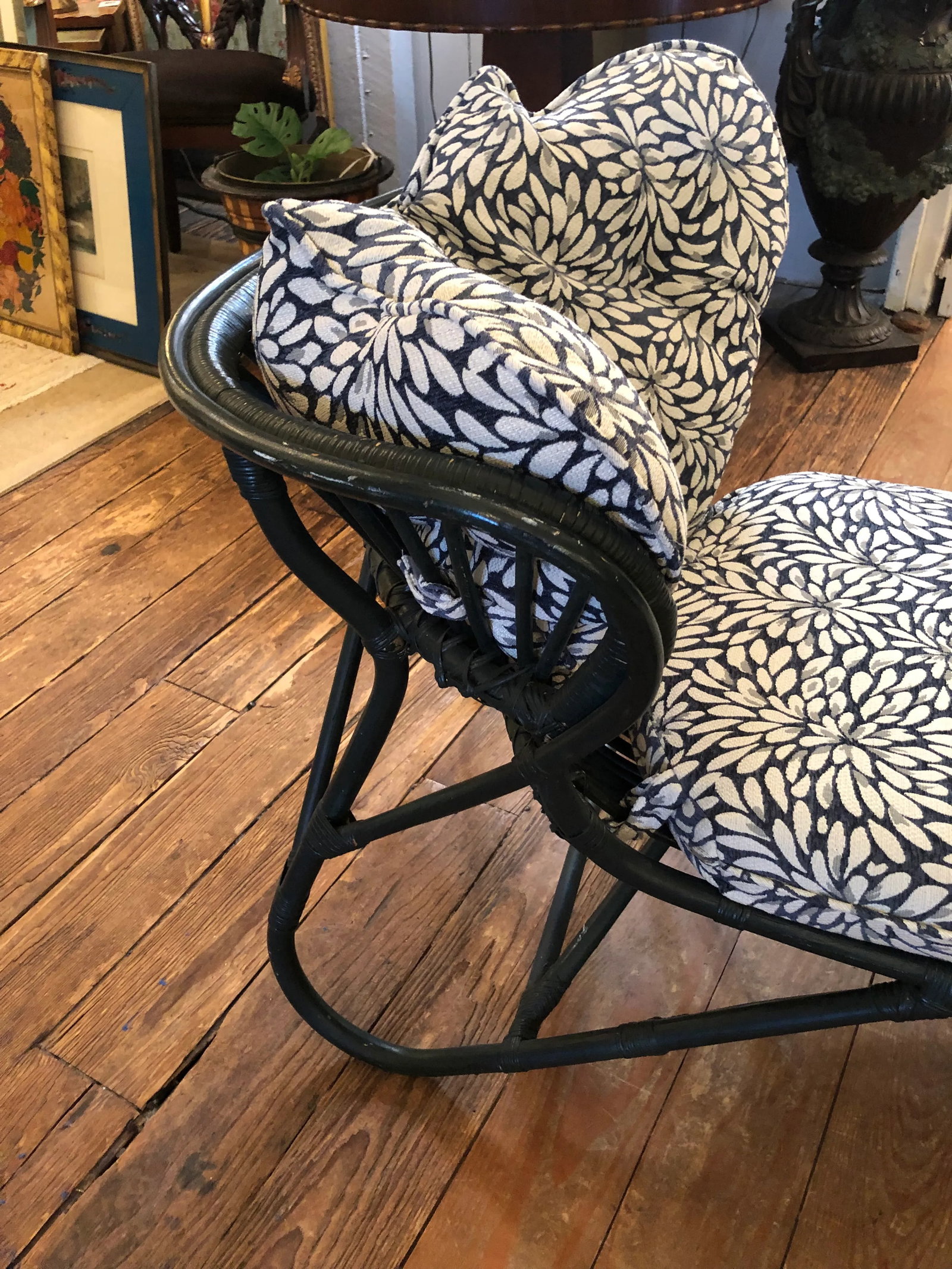 Antique Wicker Chaise Longue With New Cushions - 3