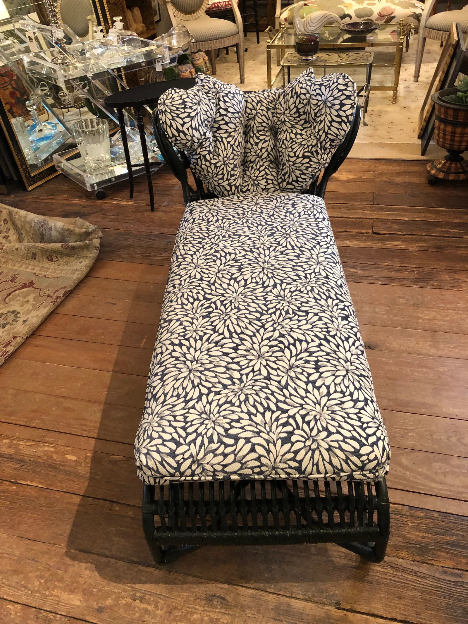 Antique Wicker Chaise Longue With New Cushions - 4