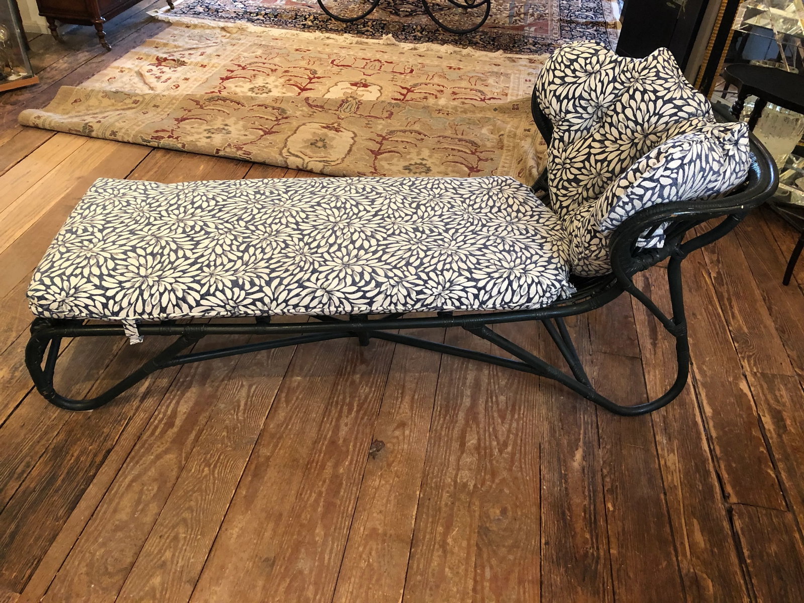 Antique Wicker Chaise Longue With New Cushions - 5