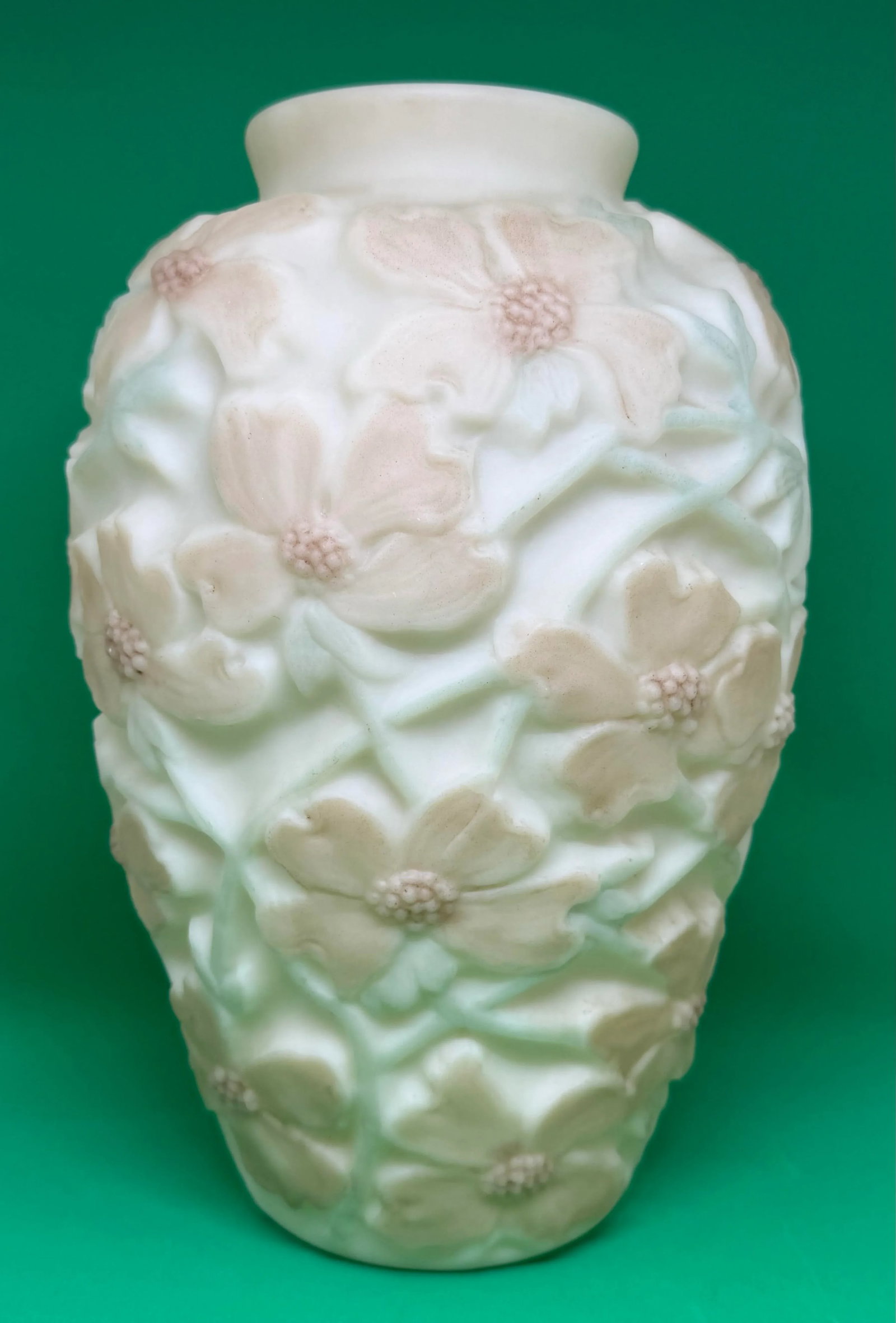 Early 20th Century Art Deco Phoenix Consolidated Glass Tri-Color Dogwood Flowers on Satin Custard De - 4