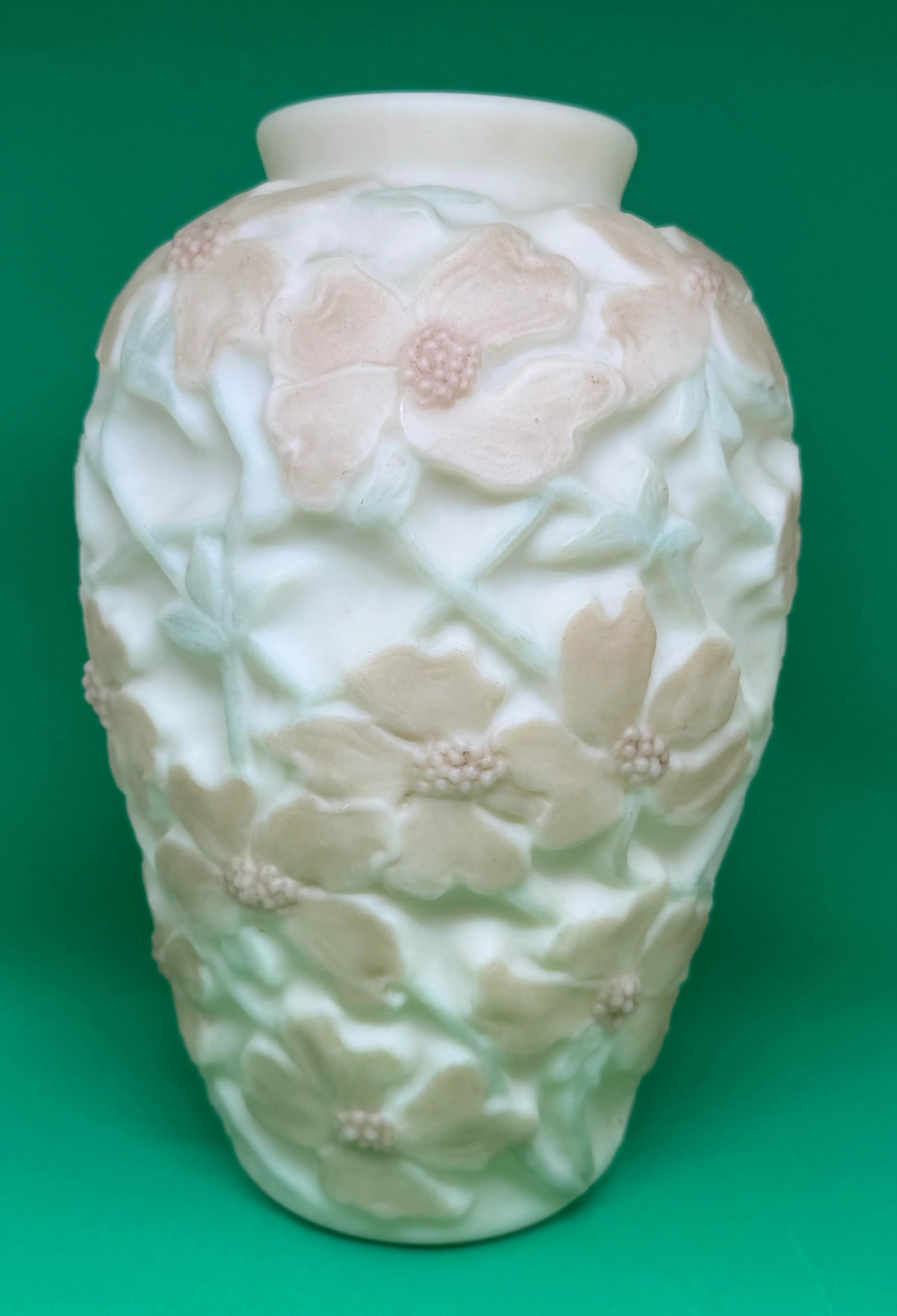 Early 20th Century Art Deco Phoenix Consolidated Glass Tri-Color Dogwood Flowers on Satin Custard De - 6